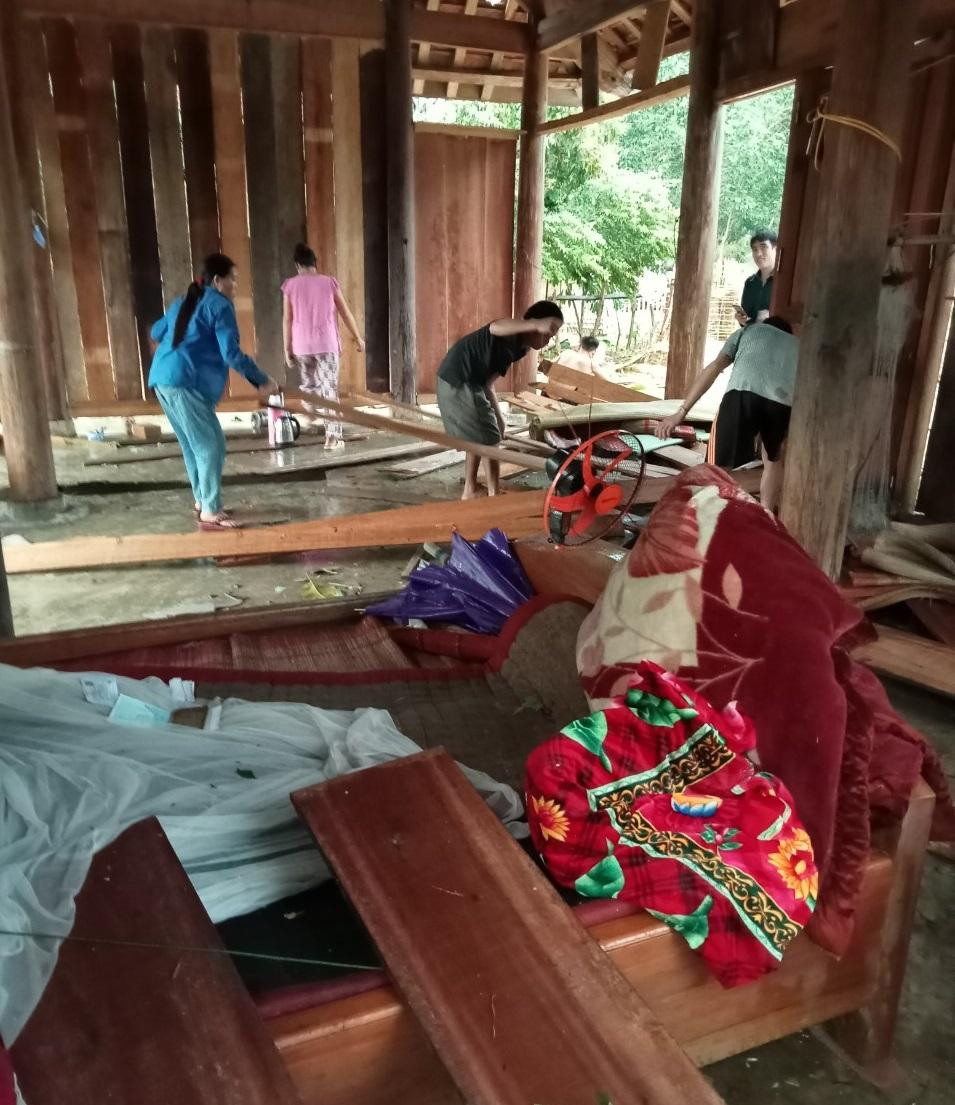 Không chỉ bị tốc mái, các vật dụng trong gia đình người dân cũng bị hư hỏng.