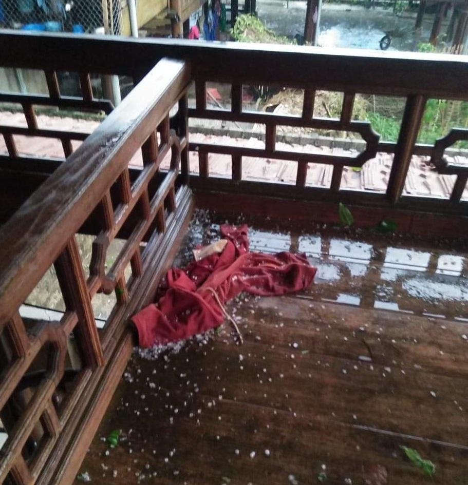 Mưa đá gây thiệt hại nặng nề. Nhà người dân bị tốc mái. Cây cối, hoa màu đổ gãy.
