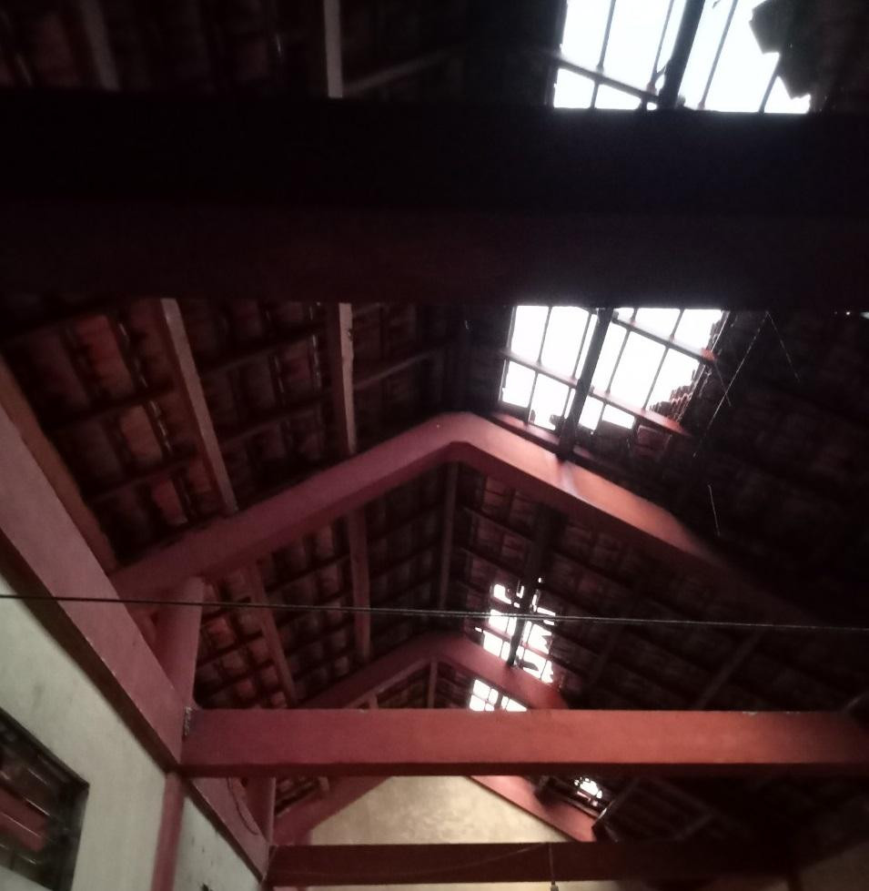 Nhà người dân bị tốc mái. Cây cối, hoa màu đổ gãy.