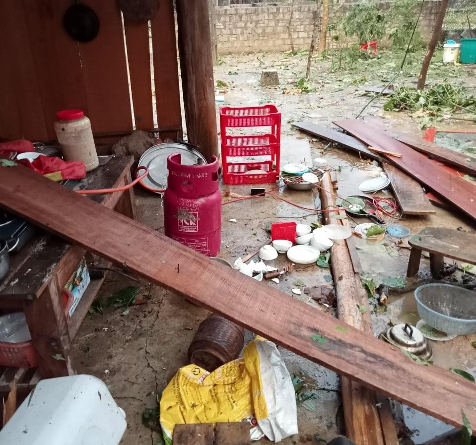 Khoảng 20 ngôi nhà bị tốc mái nặng.