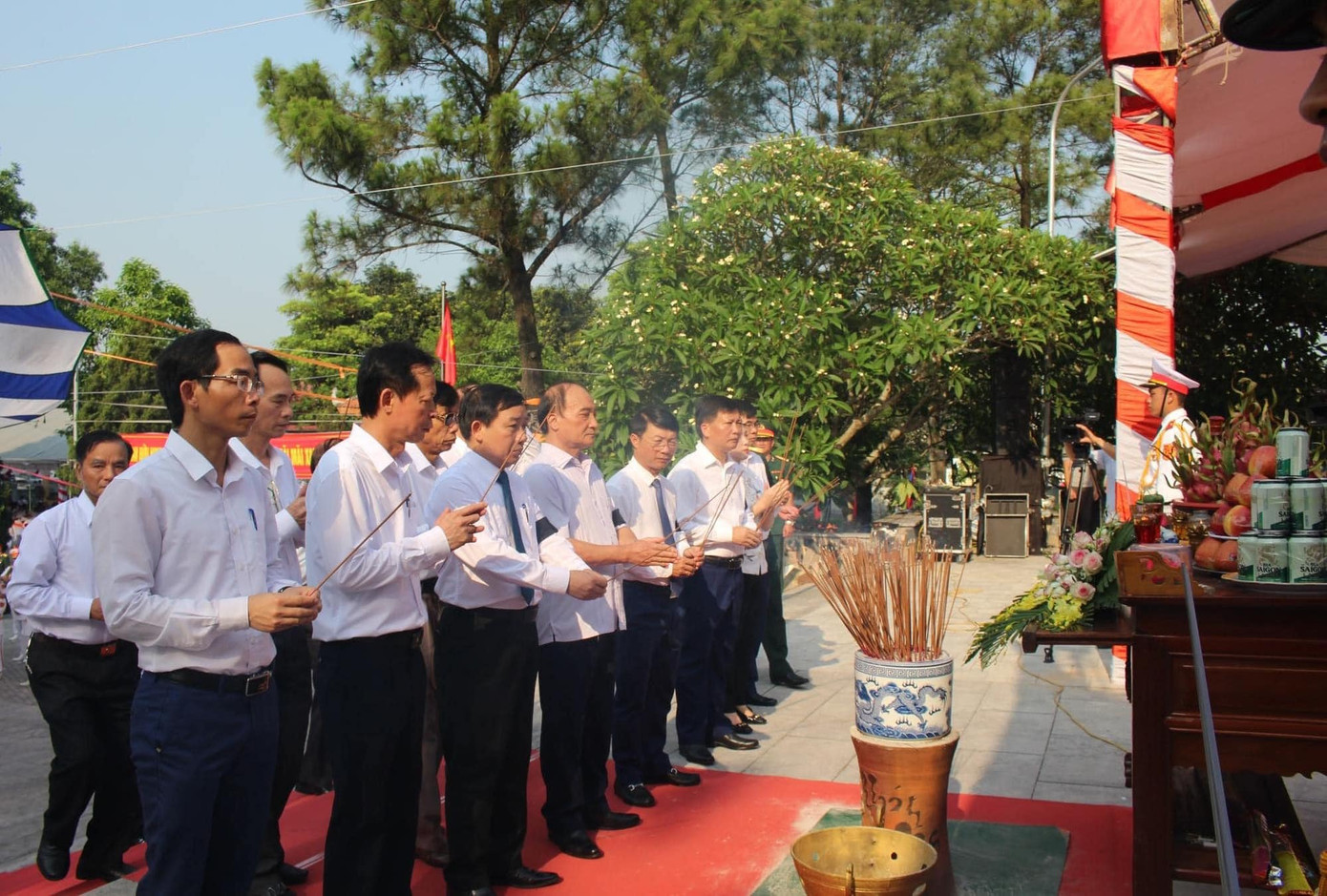 Lãnh đạo huyện Nghi Lộc dâng hoa, dâng hương kính viếng các anh hùng liệt sĩ tại buổi lễ.