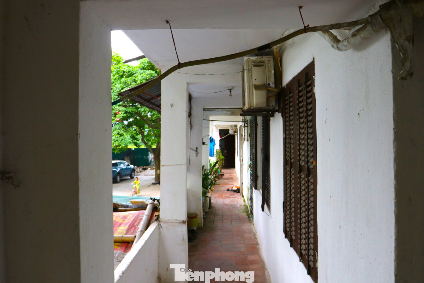 Ở trong những tòa chung cư cũ xuống cấp, người dân ai cũng lo lắng.