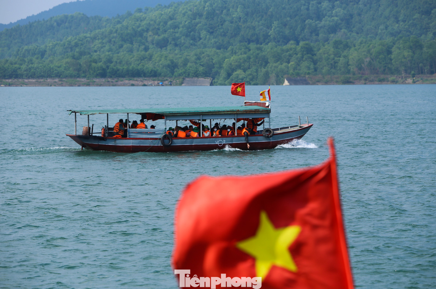 Sau khi di chuyển khoảng 20 phút, du khách tiếp tục đi bộ đường rừng khoảng 500 m để mua vé đi cáp treo lên chùa. Mỗi lần đi thuyền, một du khách phải trả 10.000 đồng cho cả lượt khứ hồi.