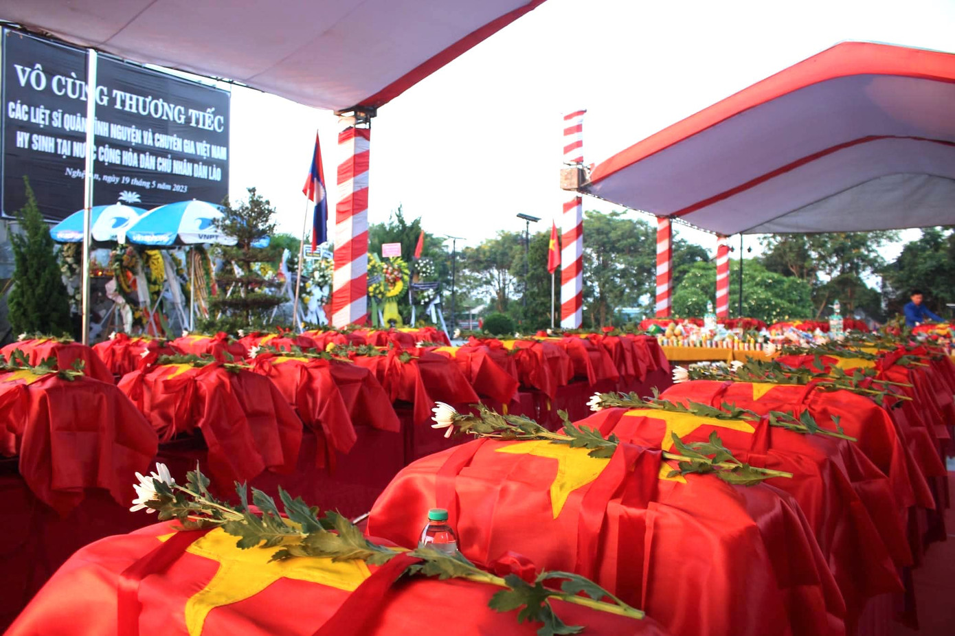 Lễ truy điệu, an táng 96 hài cốt liệt sĩ quân tình nguyện và chuyên gia Việt Nam được tổ chức trong không khí trang nghiêm, trọng thể.
