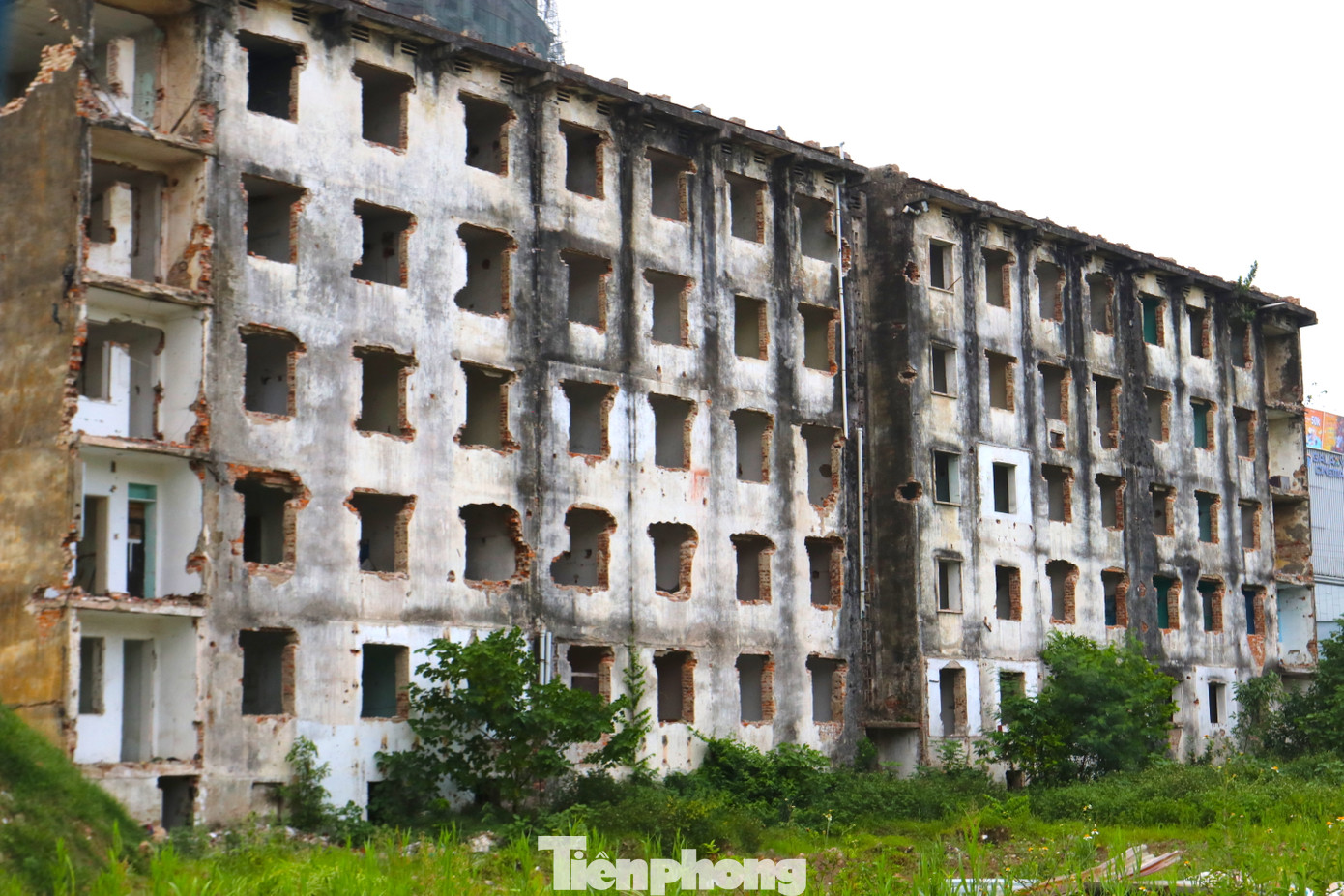 Trao đổi với PV, ông Nguyễn Sỹ Diệu - Phó Chủ tịch UBND TP. Vinh (Nghệ An) cho biết hiện thành phố đang giao cho đơn vị thi công và các cơ quan chức năng làm thủ tục để cưỡng chế, dỡ bỏ tòa nhà. Theo ông Diệu, hiện chỉ còn 1 hộ dân ở tòa này chưa bàn giao nhà mặc dù người đã chuyển đi nơi khác. Hiện thành phố đang giao cho nhà thầu chuẩn bị máy móc, các cơ quan chức năng phối hợp, giám sát, đảm bảo an toàn trong quá trình phá dỡ tòa nhà.