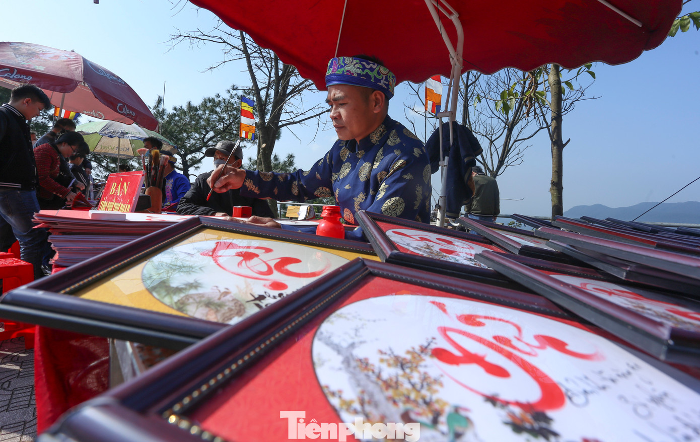 Ngày khai hội vào 18/2 âm lịch hàng năm, khu vực sân chùa thường sẽ được bố trí các điểm check-in hoặc nơi các ông đồ cho chữ đầu năm.