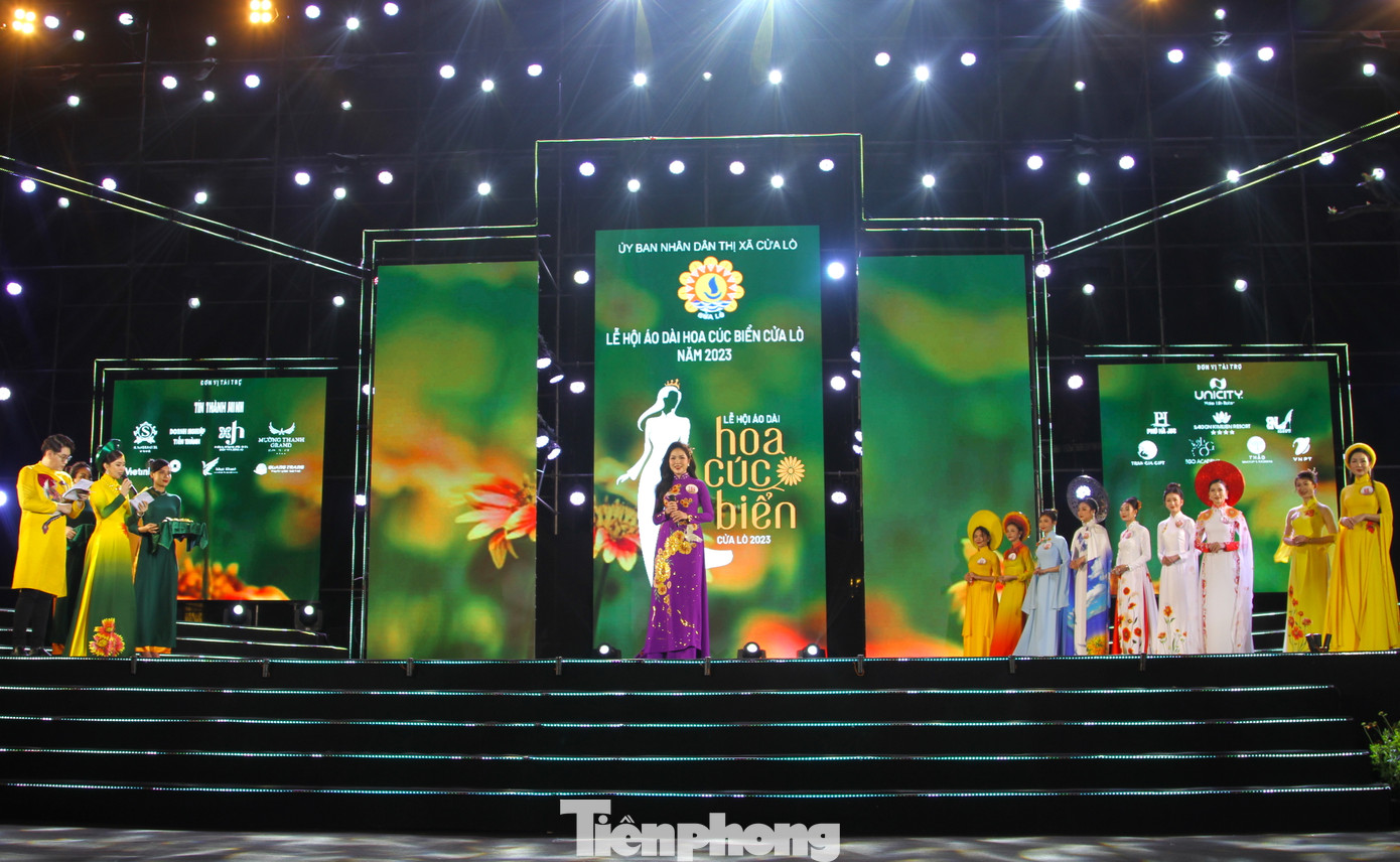 Ở phần thi ứng xử, các thí sinh sẽ có 1 phút 30 giây để trả lời câu hỏi của Ban tổ chức đưa ra. Nhiều thí sinh đã có những câu trả lời xuất sắc, lưu loát và nhận được lời khen từ khán giả có mặt tại đêm chung kết.