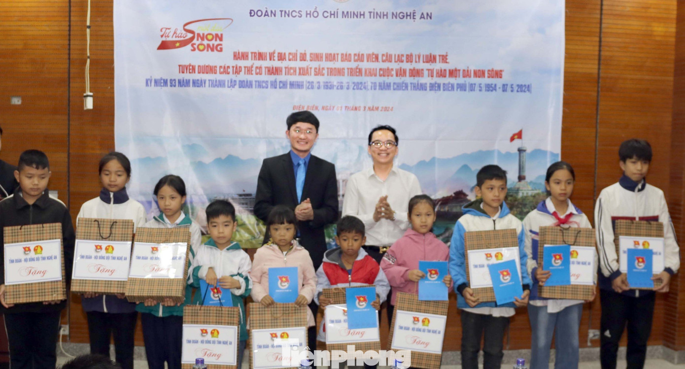 Quá trình về thăm các địa chỉ đỏ, Tỉnh Đoàn, Hội đồng Đội tỉnh Nghệ An đã trao tặng một nhà đại đoàn kết trị giá 50 triệu đồng cho gia đình có hoàn cảnh khó khăn trên địa bàn tỉnh Điện Biên; Trao 10 suất quà cho 10 em học sinh nghèo vươn lên học tốt tỉnh Điện Biên, mỗi suất quà gồm đồ dùng học tập và tiền mặt trị giá 500 nghìn đồng và 50 bản đồ Tổ quốc. Tại tỉnh Hưng Yên, đoàn đã trao tặng 10 suất quà cho các em thiếu nhi Hưng Yên vượt khó vươn lên học tốt, mỗi suất 500 nghìn đồng và 50 bản đồ Tổ quốc.