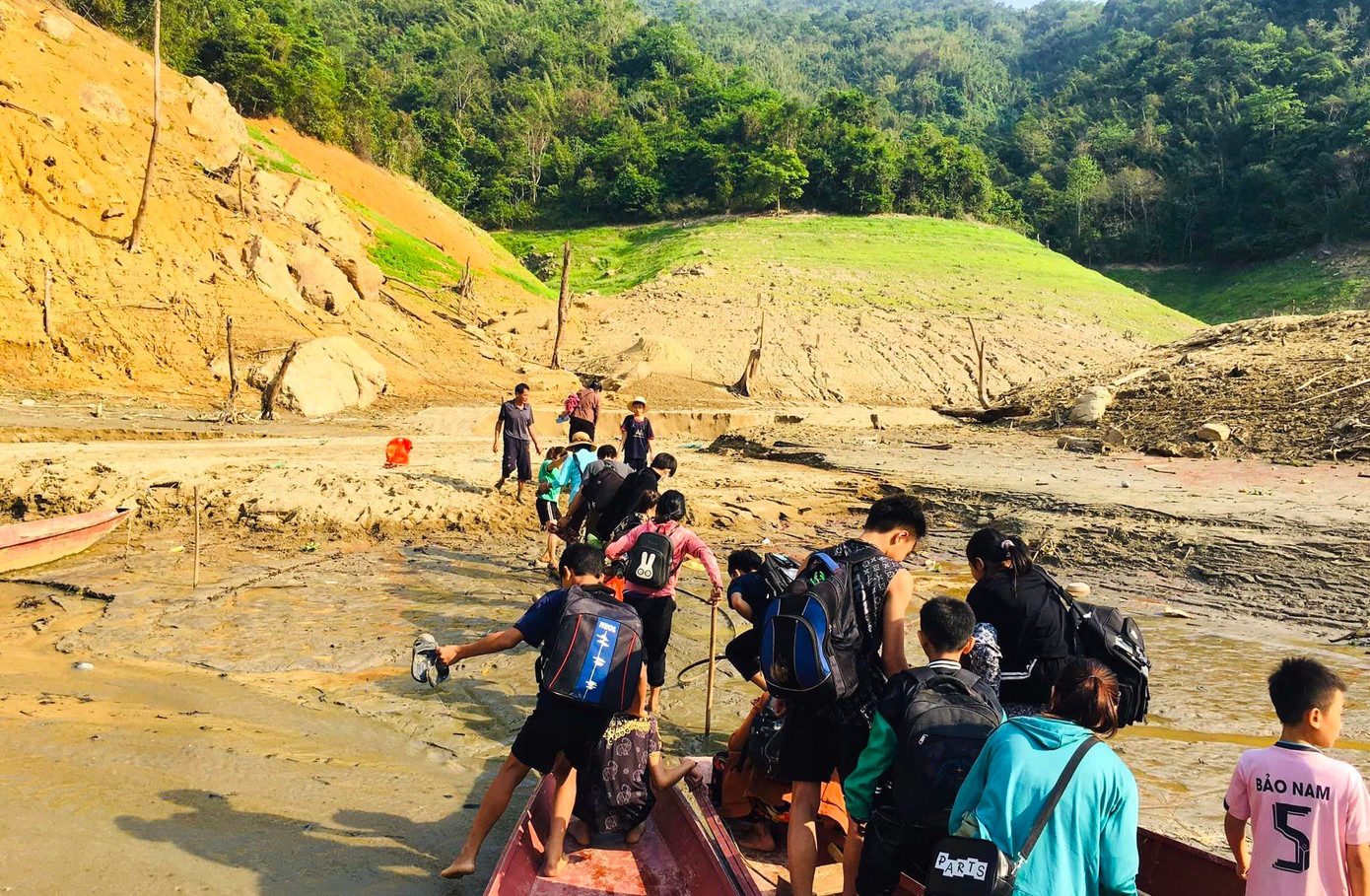 So với cùng kỳ các năm, đây là lần đầu tiên trong tháng 6 mực nước tại hồ thủy điện Bản Vẽ xuống mức thấp chưa từng thấy. Hiện tại mực nước tại hồ thủy điện Bản Vẽ chỉ đạt gần 157m, gần sát mực nước chết (mực nước chết là 155m). Nước không đủ nên việc phát điện của nhà máy này cũng chỉ hoạt động cầm chừng.