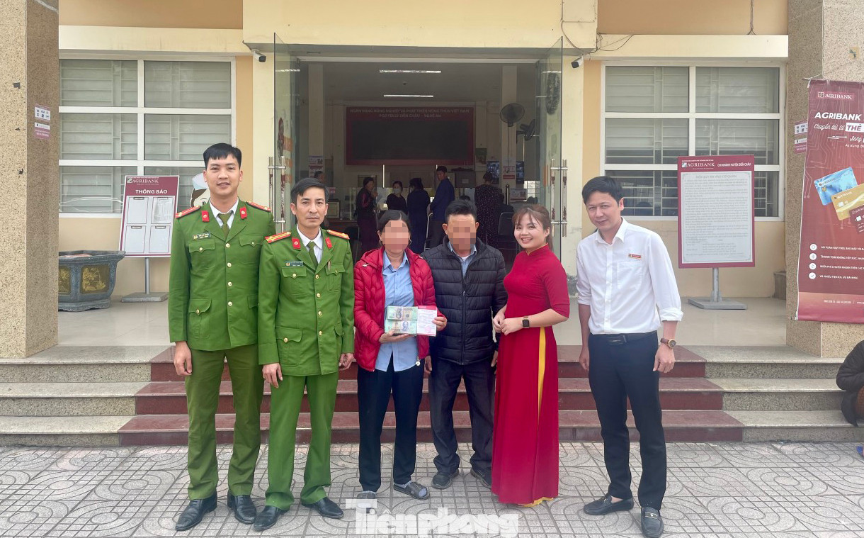 Cơ quan công an và ngân hàng trao trả số tiền 1 tỷ đồng lại cho gia đình chị H.