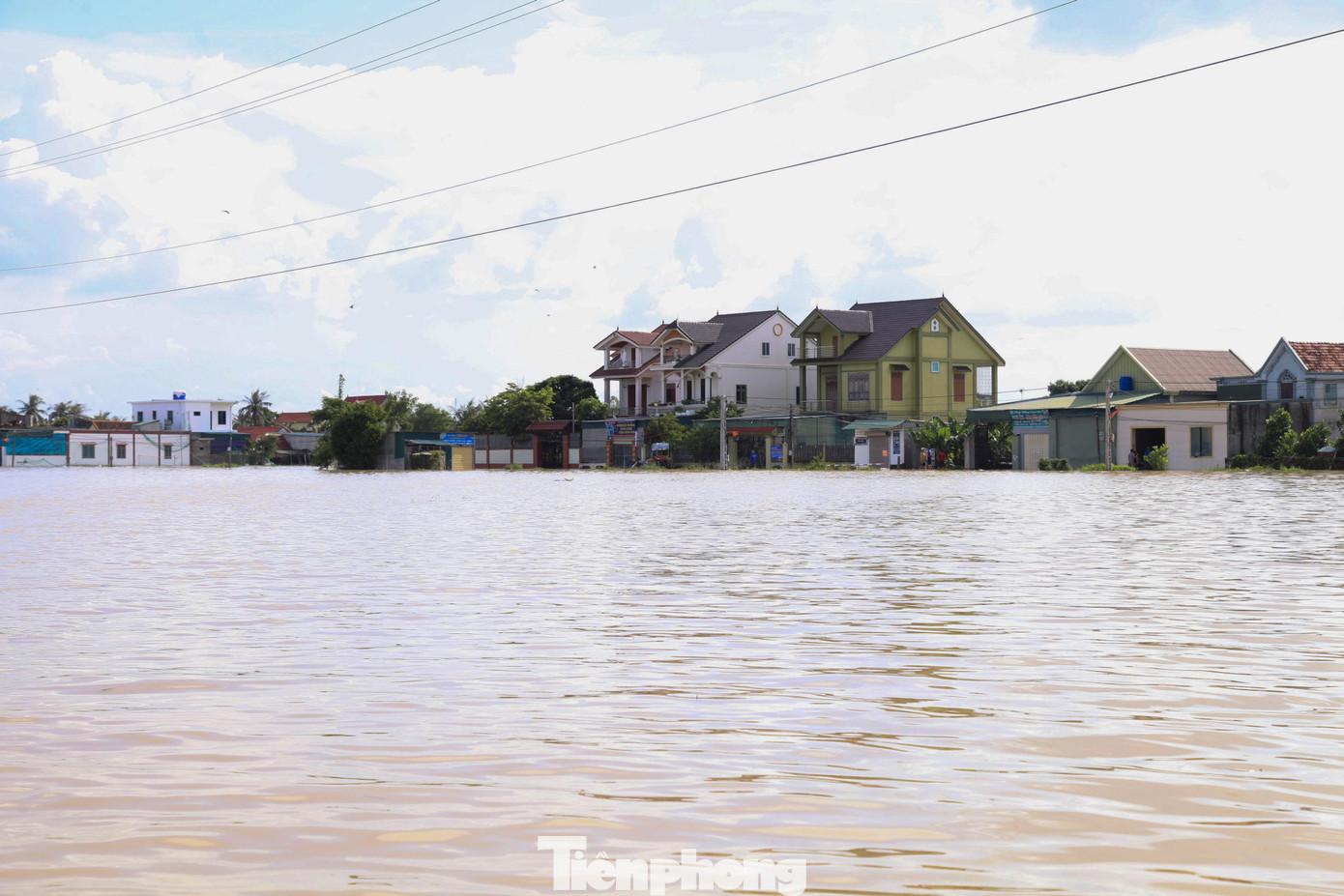 Những ngày qua, địa bàn tỉnh Nghệ An xảy ra mưa lớn trên diện rộng, đặc biệt tại huyện Quỳnh Lưu - địa phương đang phải hứng chịu trận lũ lụt đầu tiên trong năm. Những ngày qua, địa bàn tỉnh Nghệ An xảy ra mưa lớn trên diện rộng, đặc biệt tại huyện Quỳnh Lưu - địa phương đang phải hứng chịu trận lũ lụt đầu tiên trong năm.