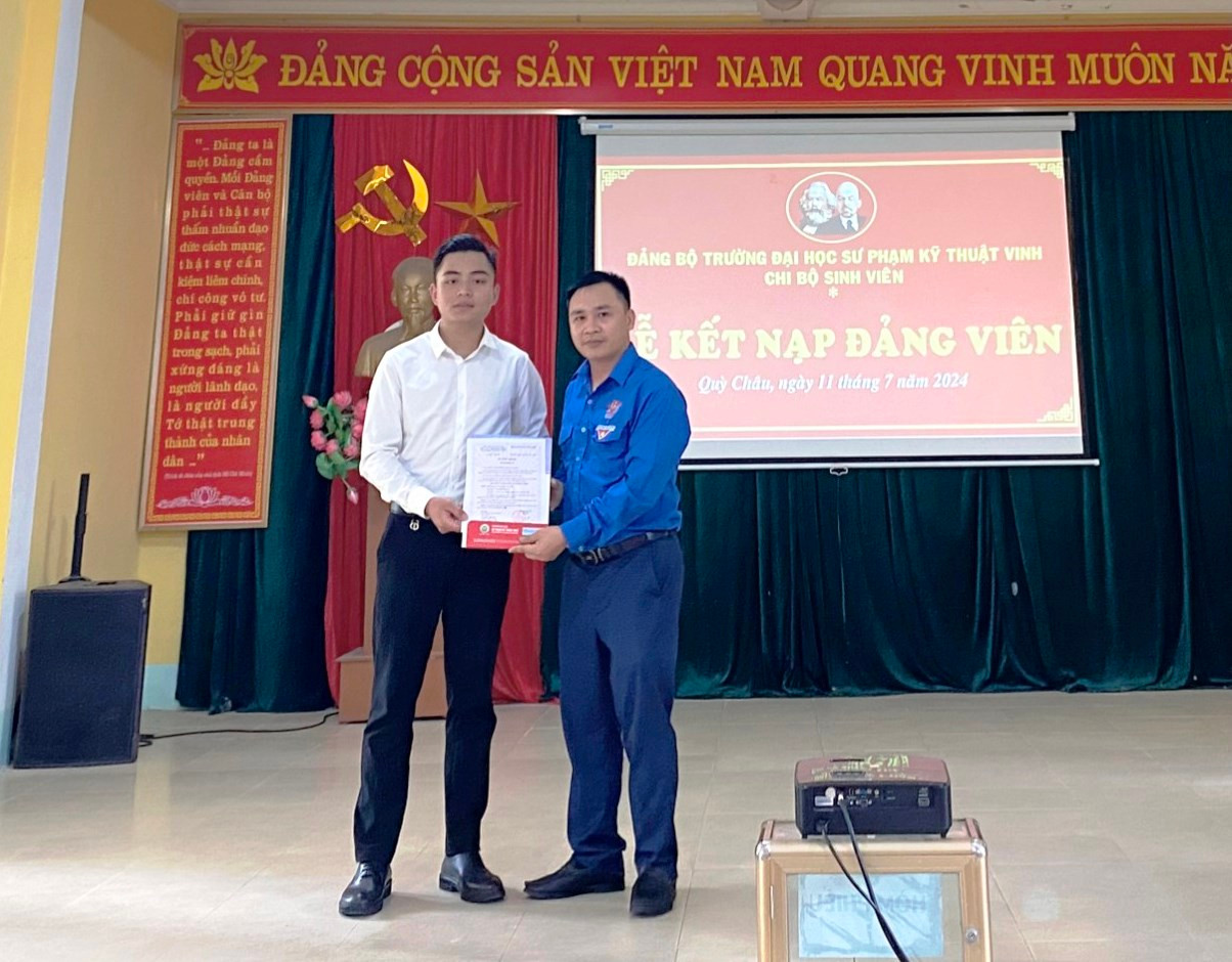 Sinh viên Trần Quốc Duật vinh dự được kết nạp Đảng ngay địa bàn hoạt động tình nguyện hè.