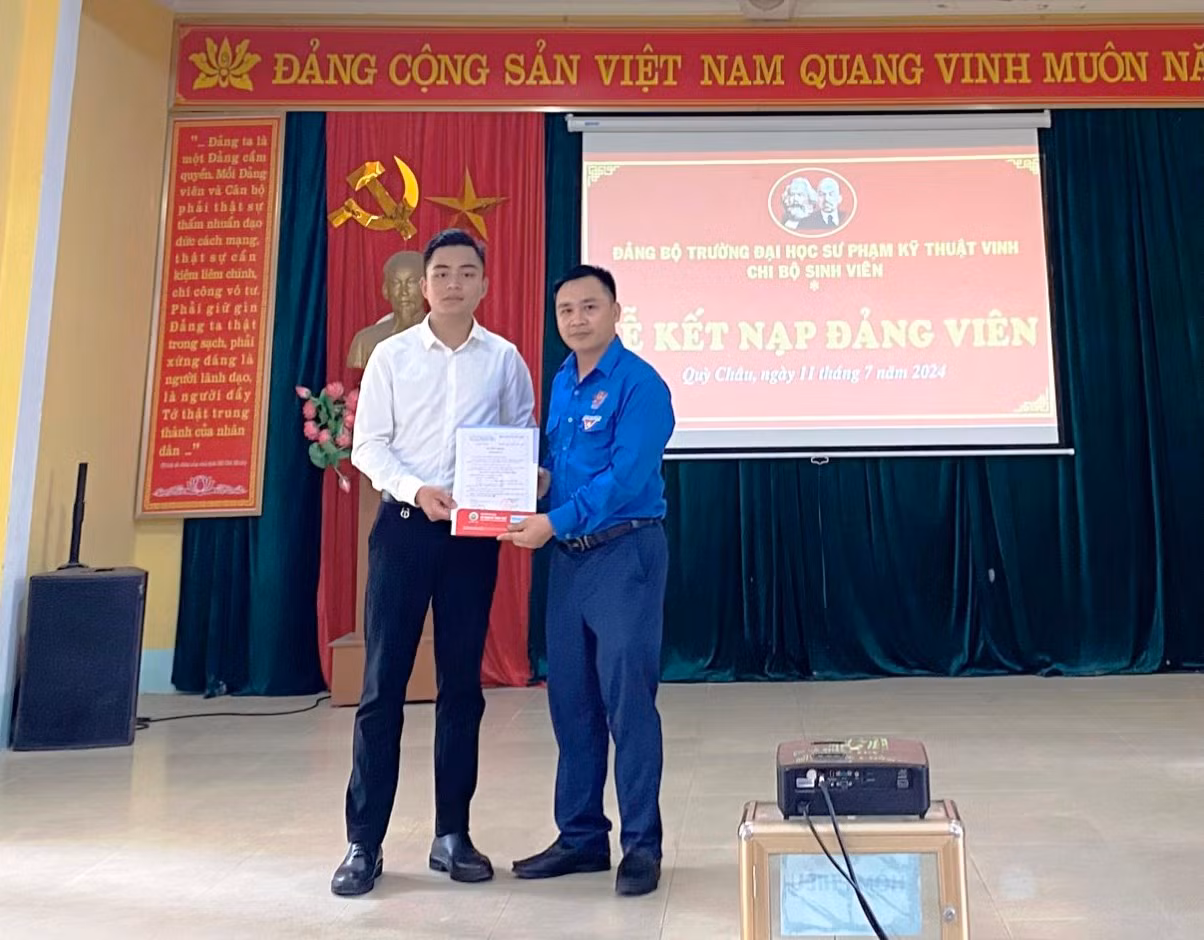 Sinh viên Trần Quốc Duật vinh dự được kết nạp Đảng ngay địa bàn hoạt động tình nguyện hè.