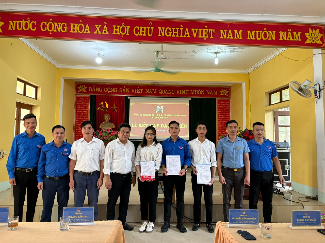 Sinh viên tình nguyện Trường Đại học Sư phạm Kỹ thuật Vinh được kết nạp Đảng ngay tại địa bàn hoạt động tình nguyện.