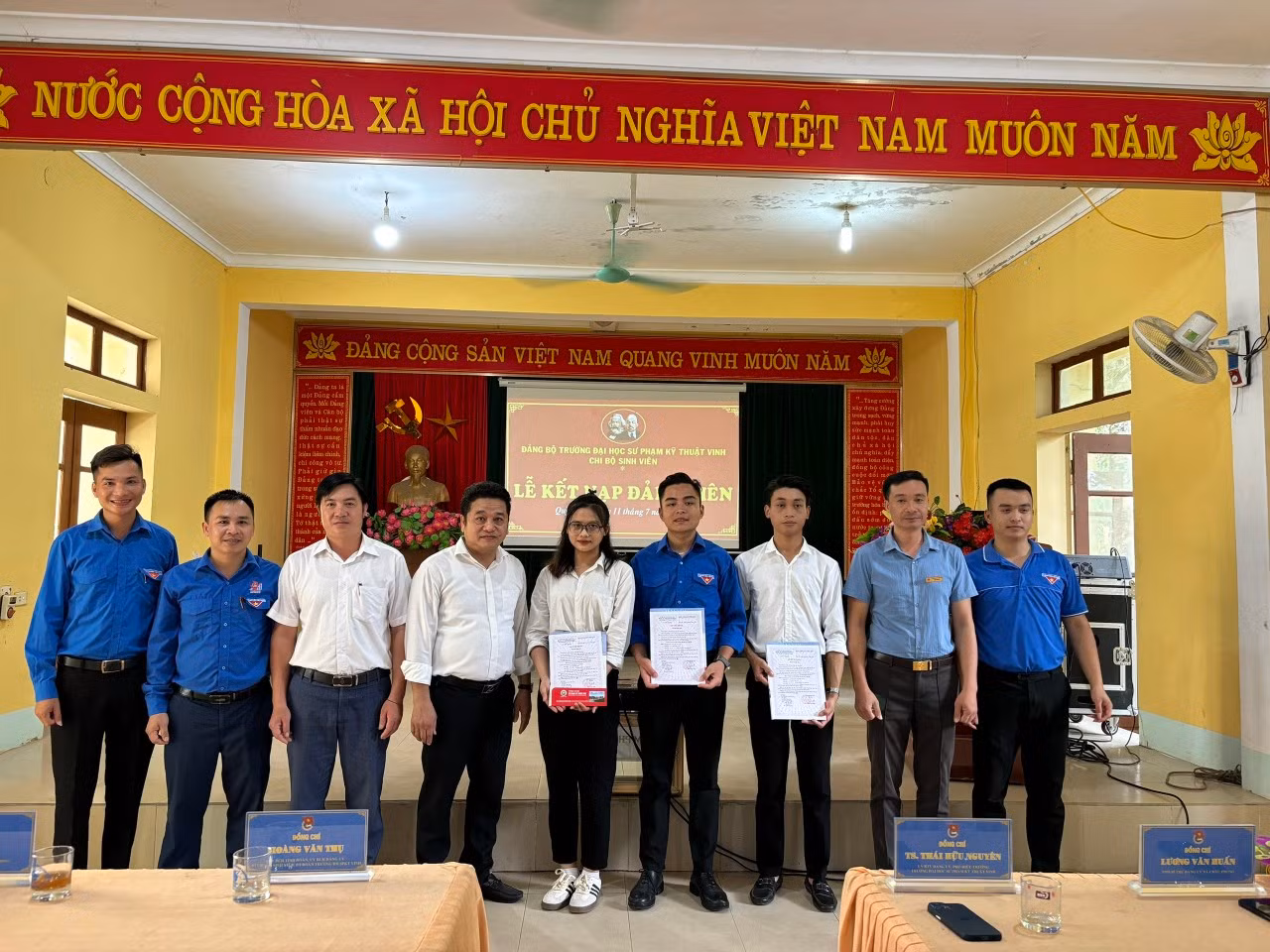 Sinh viên tình nguyện Trường Đại học Sư phạm Kỹ thuật Vinh được kết nạp Đảng ngay tại địa bàn hoạt động tình nguyện.
