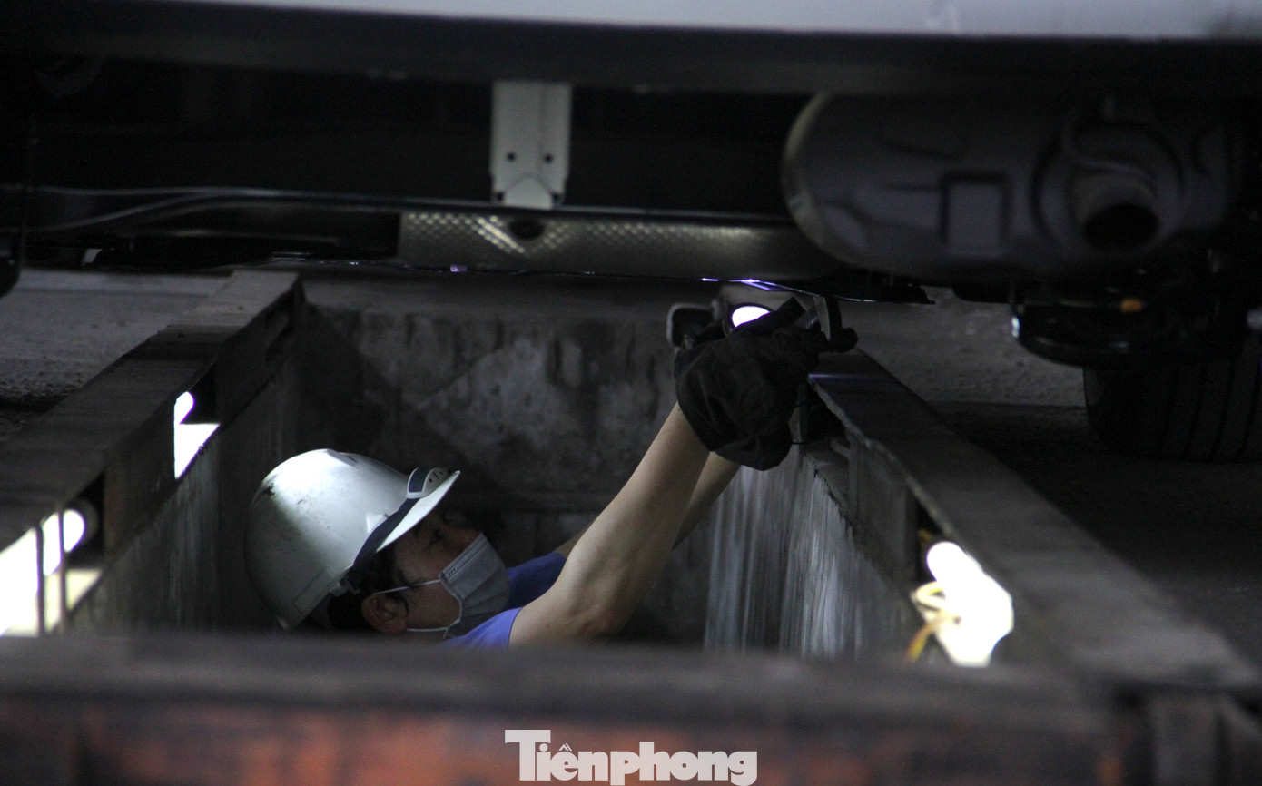 Phía dưới gầm, 1 đăng kiểm viên sẽ dùng đèn và búa để kiểm tra các chi tiết, bộ phận của gầm xe xem có đạt tiêu chuẩn, xem có bị gỉ sét, thiếu hay mất mát bộ phận nào không?