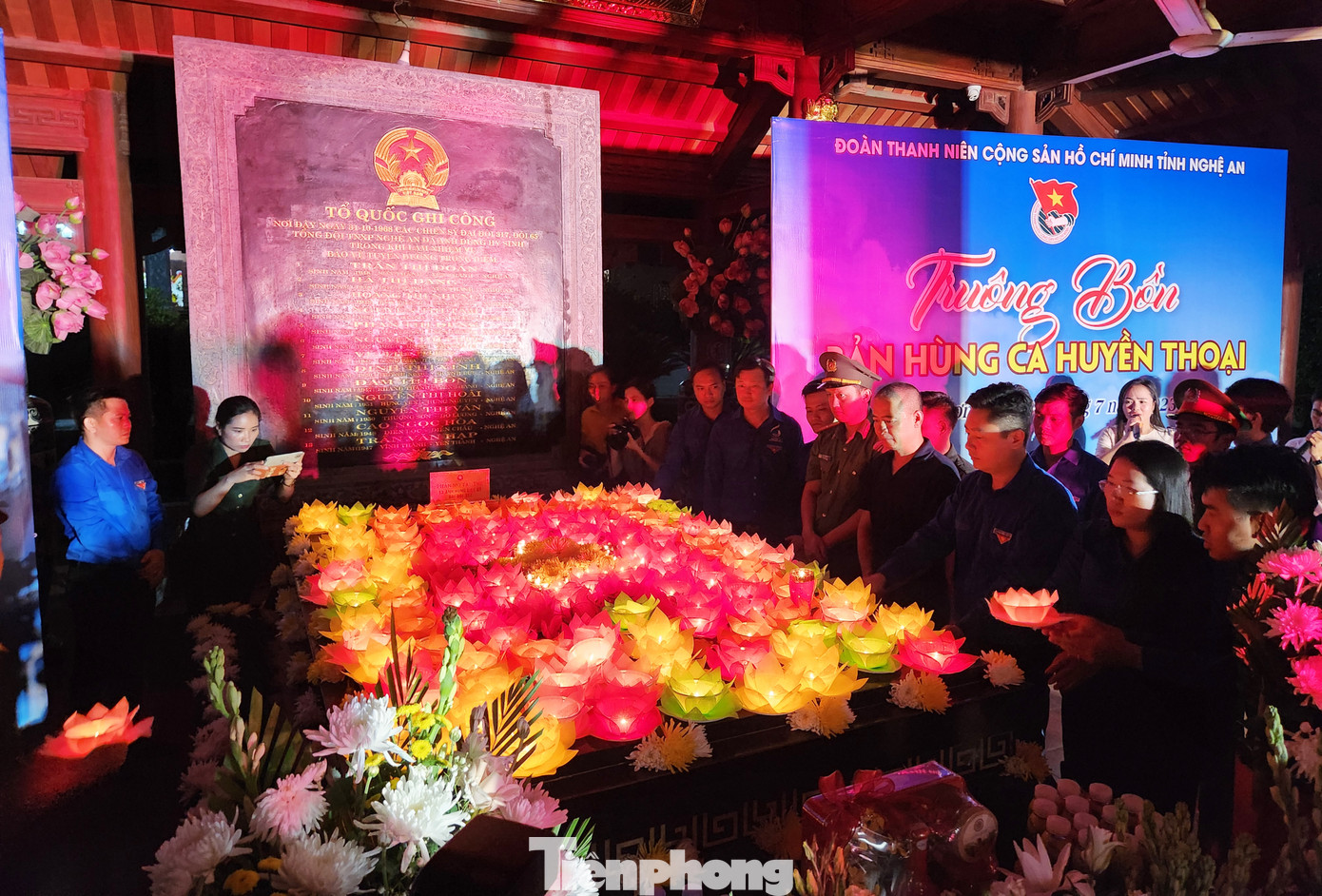 Những ngọn nến được dâng lên thắp trên phần mộ chung của 13 anh hùng liệt sĩ thanh niên xung phong tại Truông Bồn.