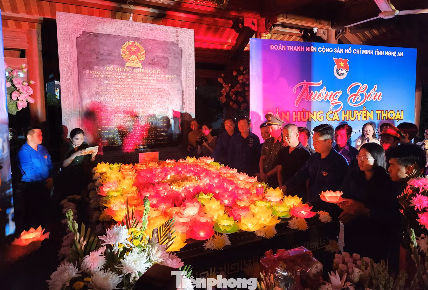 Những ngọn nến được dâng lên thắp trên phần mộ chung của 13 anh hùng liệt sĩ thanh niên xung phong tại Truông Bồn.