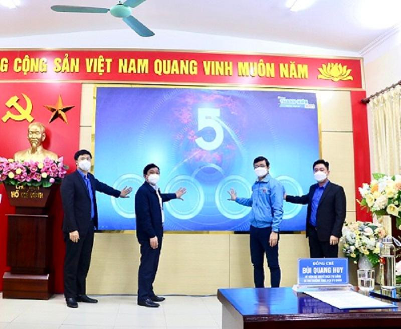 Các đại biểu nhấn nút khởi động Tháng Thanh niên 2022.