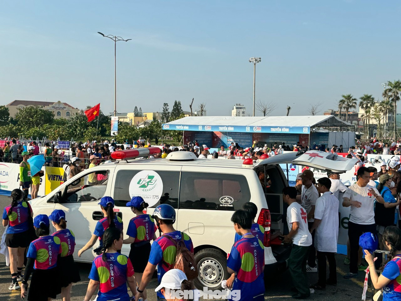 Đội ngũ y tế đảm bảo sức khỏe, luôn sẵn sàng hỗ trợ VĐV dự Tiền Phong Marathon 2024. Ảnh: Trọng Tài.