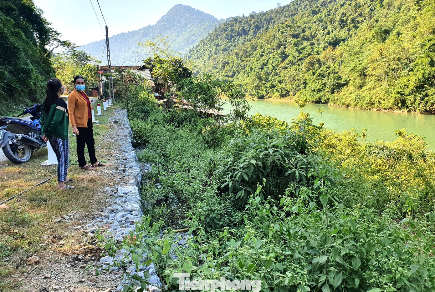 Tuy nhiên, do địa hình tại đây núi cao, độ dốc lớn nên rất khó tìm mặt bằng. Hơn nữa, để thuê máy san lấp được mặt bằng dựng nhà cũng tốn kém rất nhiều tiền.