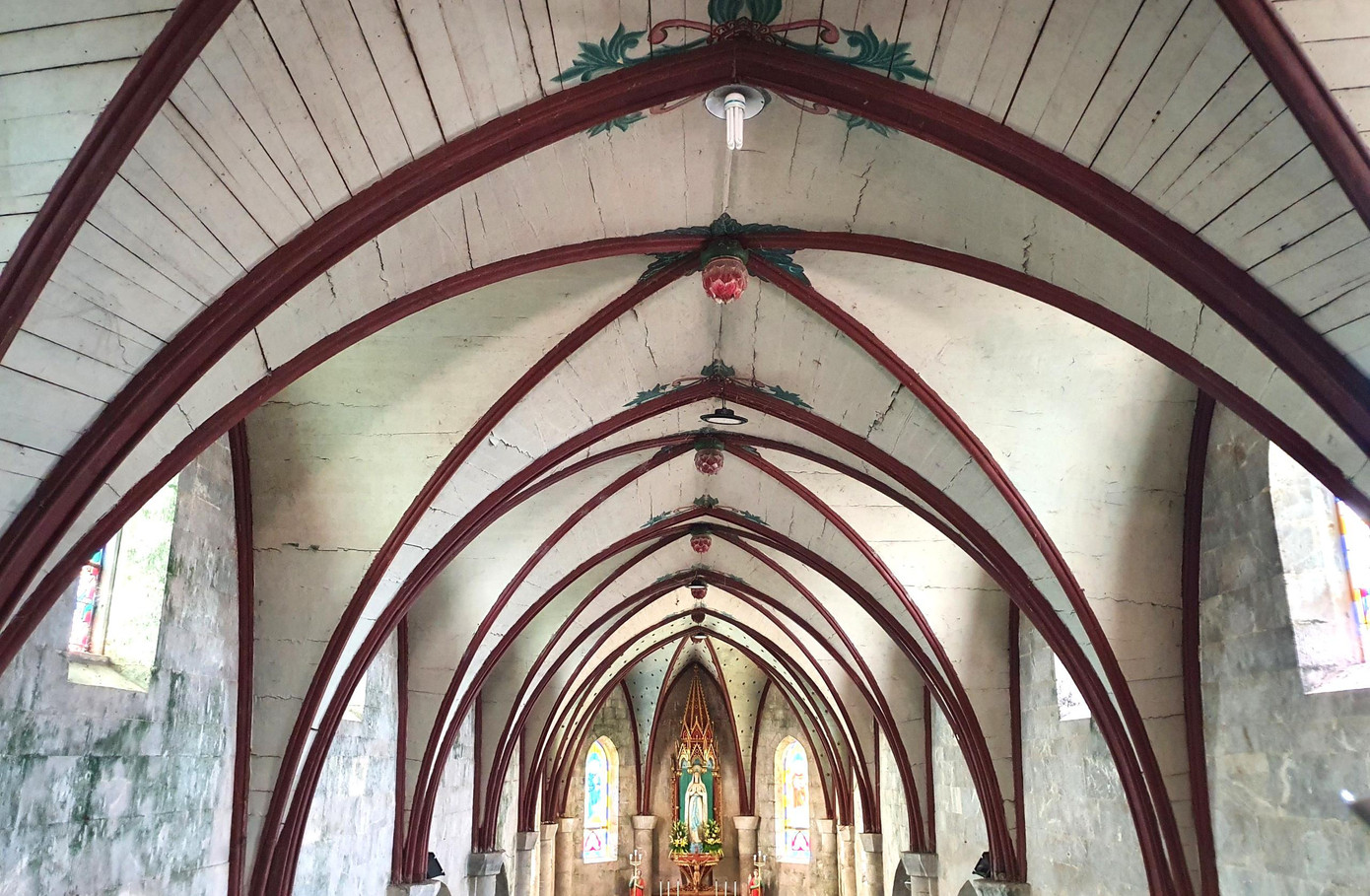 Hệ thống trần được làm hoàn toàn bằng gỗ. Hệ thống trần được làm hoàn toàn bằng gỗ.