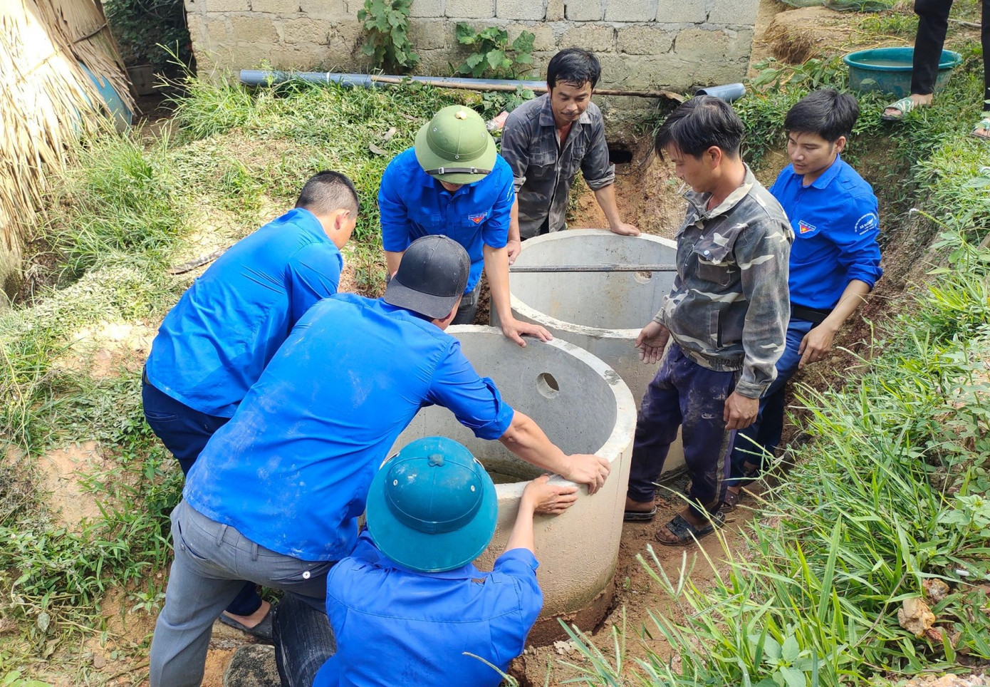 Đoàn thanh niên các xã cũng hỗ trợ xây dựng nông thôn mới cho người dân trên địa bàn.