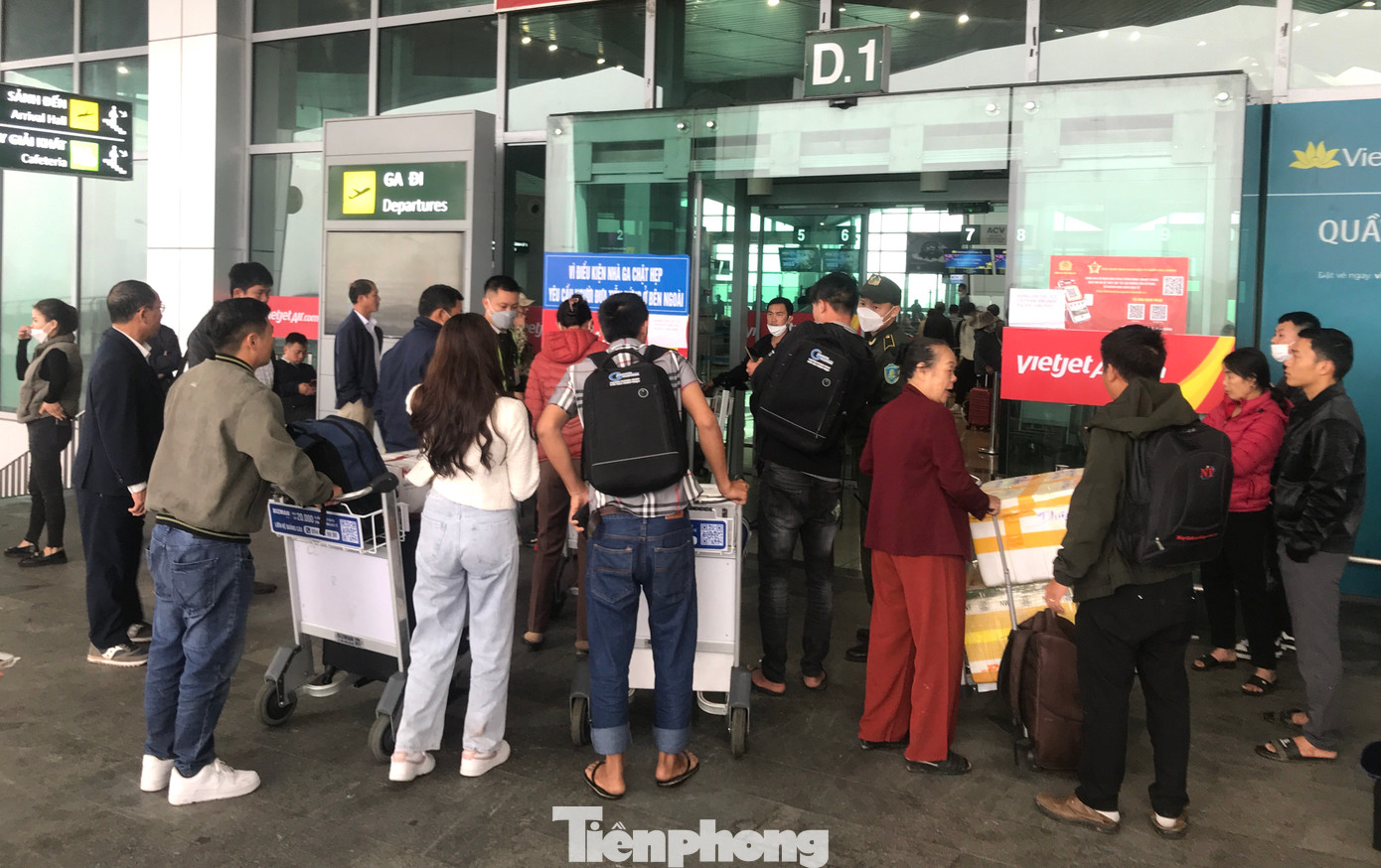 Ghi nhận của Tiền Phong, sáng 6/2, bên trong sân bay Vinh có rất đông hành khách đến và phải chờ vì các chuyến bay không thể cất cánh.