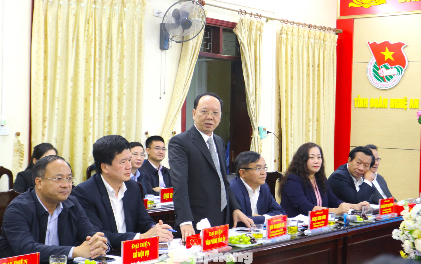 Ông Bùi Thanh An - Phó Chủ tịch UBND tỉnh Nghệ An trình bày vấn đề giải thể, sắp xếp các Tổng đội Thanh niên xung phong cần thận trọng, theo quy trình.