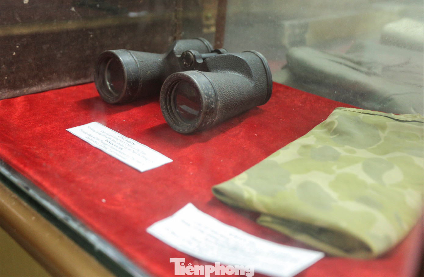 Hình ảnh tái hiện phút nghỉ ngơi, trò chuyện của những nữ thanh niên xung phong và bộ đội. Nơi đây cũng lưu giữ nhiều kỷ vật thời chiến còn sót lại rất bình dị nhưng thể hiện rõ sự khốc liệt của chiến tranh.