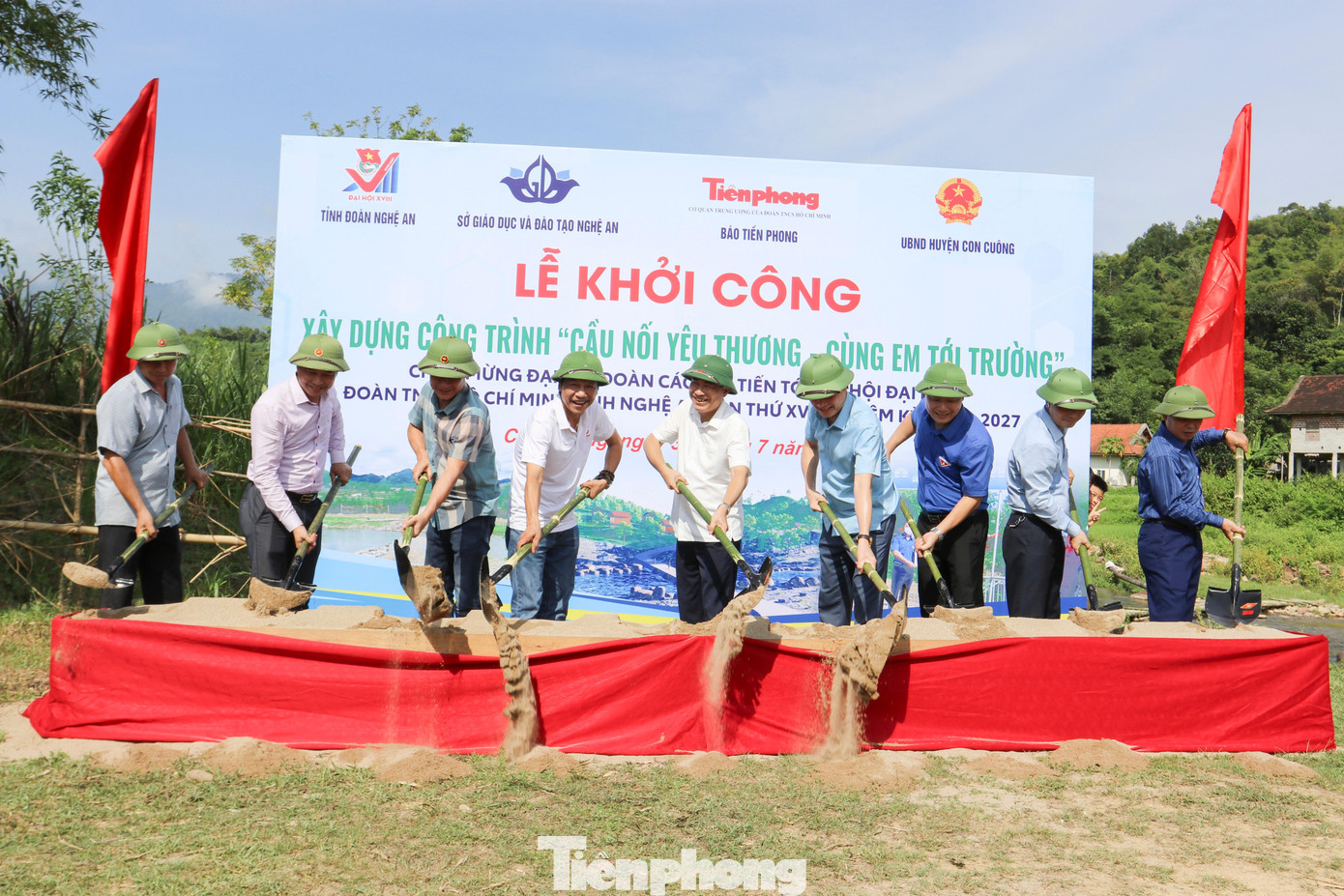 Các đại biểu thực hiện nghi lễ khởi công xây dựng công trình "Cầu nối yêu thương - Cùng em tới trường" tại xã Chi Khê, huyện Con Cuông, Nghệ An.