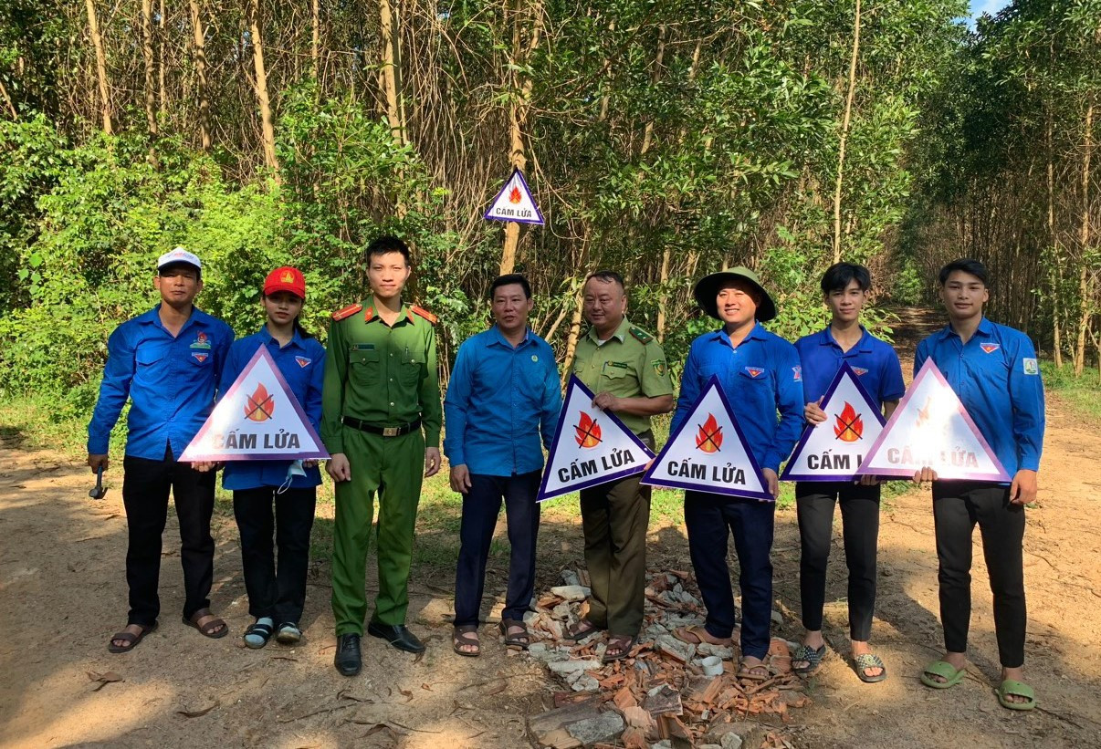 Hoạt động bảo vệ rừng, phòng chống chữa cháy rừng cũng được tuổi trẻ Hà Tĩnh thực hiện trong chương trình tình nguyện hè năm nay. Các tấm biển cảnh báo cấm lửa giữa những ngày nắng nóng được các bạn đoàn viên cùng ngành chức năng treo khắp các cánh rừng.