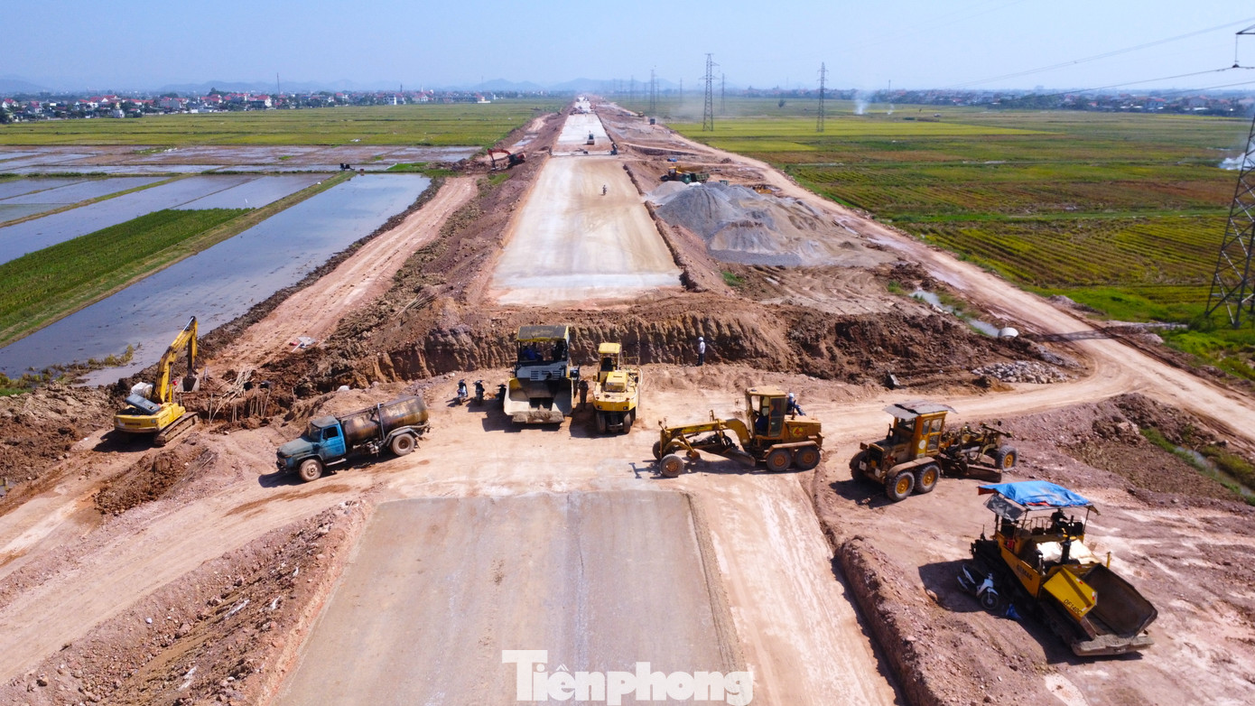 Dự án cao tốc Bắc - Nam phía Đông đoạn qua tỉnh Nghệ An dài 87,84km, bao gồm 2 tiểu dự án đoạn Nghi Sơn - Diễn Châu và Diễn Châu - Bãi Vọt đi qua thị xã Hoàng Mai và các huyện Quỳnh Lưu, Yên Thành, Diễn Châu, Nghi Lộc, Hưng Nguyên. Riêng tiểu dự án đoạn Nghi Sơn - Diễn Châu dài 50km, tổng mức đầu tư hơn 7.293 tỷ đồng.