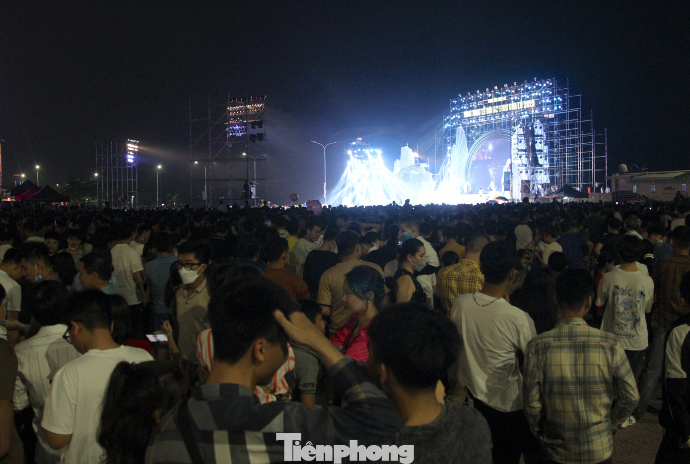 Hàng vạn du khách đổ dồn về Cửa Lò trong đêm khai trương du lịch biển. Hàng vạn du khách đổ dồn về Cửa Lò trong đêm khai trương du lịch biển.