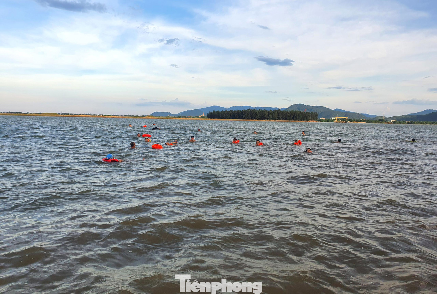 Bãi tắm nằm bên bờ sông Lam, cách cầu Bến Thủy khoảng 1km về phía hạ lưu. Khu vực này nước không quá sâu, lại chảy êm nên được người dân lựa chọn đưa con ra tập bơi, tắm mát những năm gần đây.