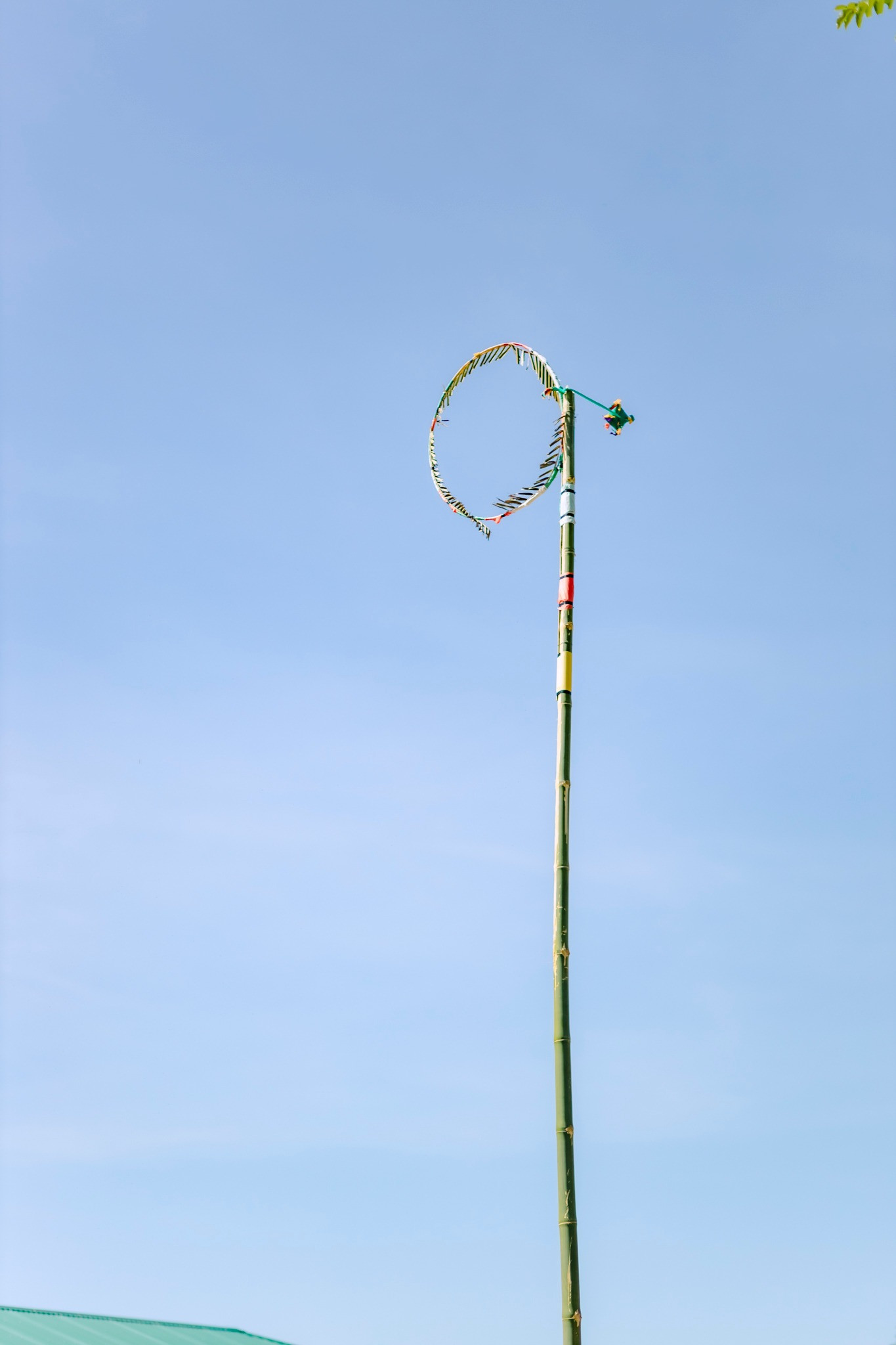 Trò chơi ném còn cũng được bà con dân bản thích thú chơi với không khí vui tươi, sôi động. Mỗi lần ném thành công quả còn qua vòng đặt ở trên cao, bà con người dân xung quanh lại reo hò cổ vũ. Ảnh: Hạnh Phúc.