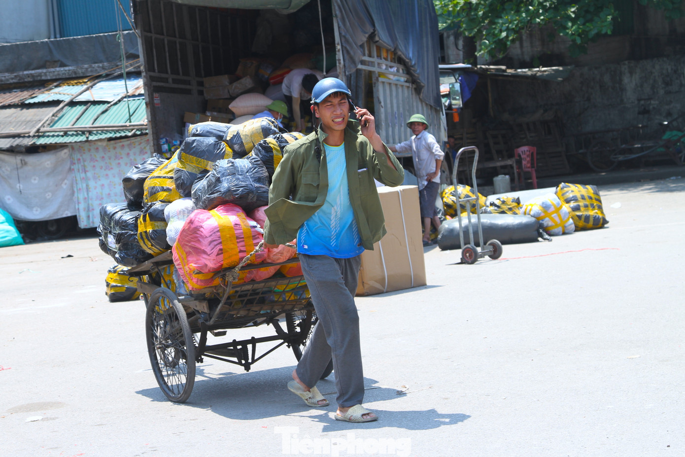 Theo những lao động làm nghề bốc vác thuê, họ làm việc không có giờ giấc vì phụ thuộc vào xe đến và khách đến gửi hàng. Bất kể giữa trưa nắng nóng hay mưa thì mỗi khi có người thuê họ đều khẩn trương bắt tay vào làm việc.