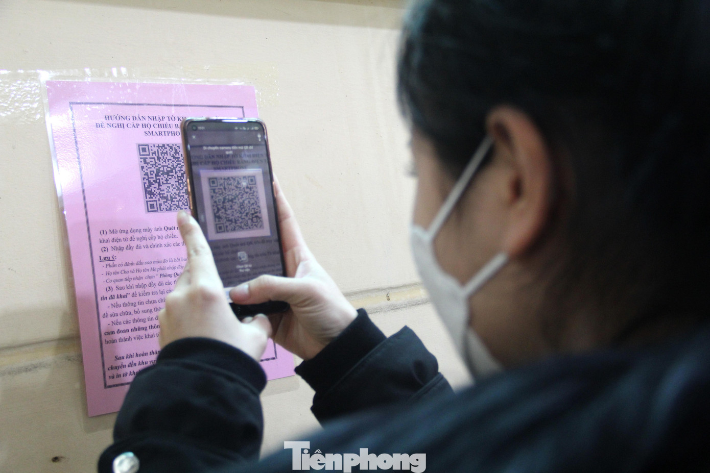 Các công dân dùng điện thoại thông minh được hướng dẫn quét mã QR, đăng nhập nội dung tờ khai điện tử trong thời gian chờ vào trụ sở làm hồ sơ.