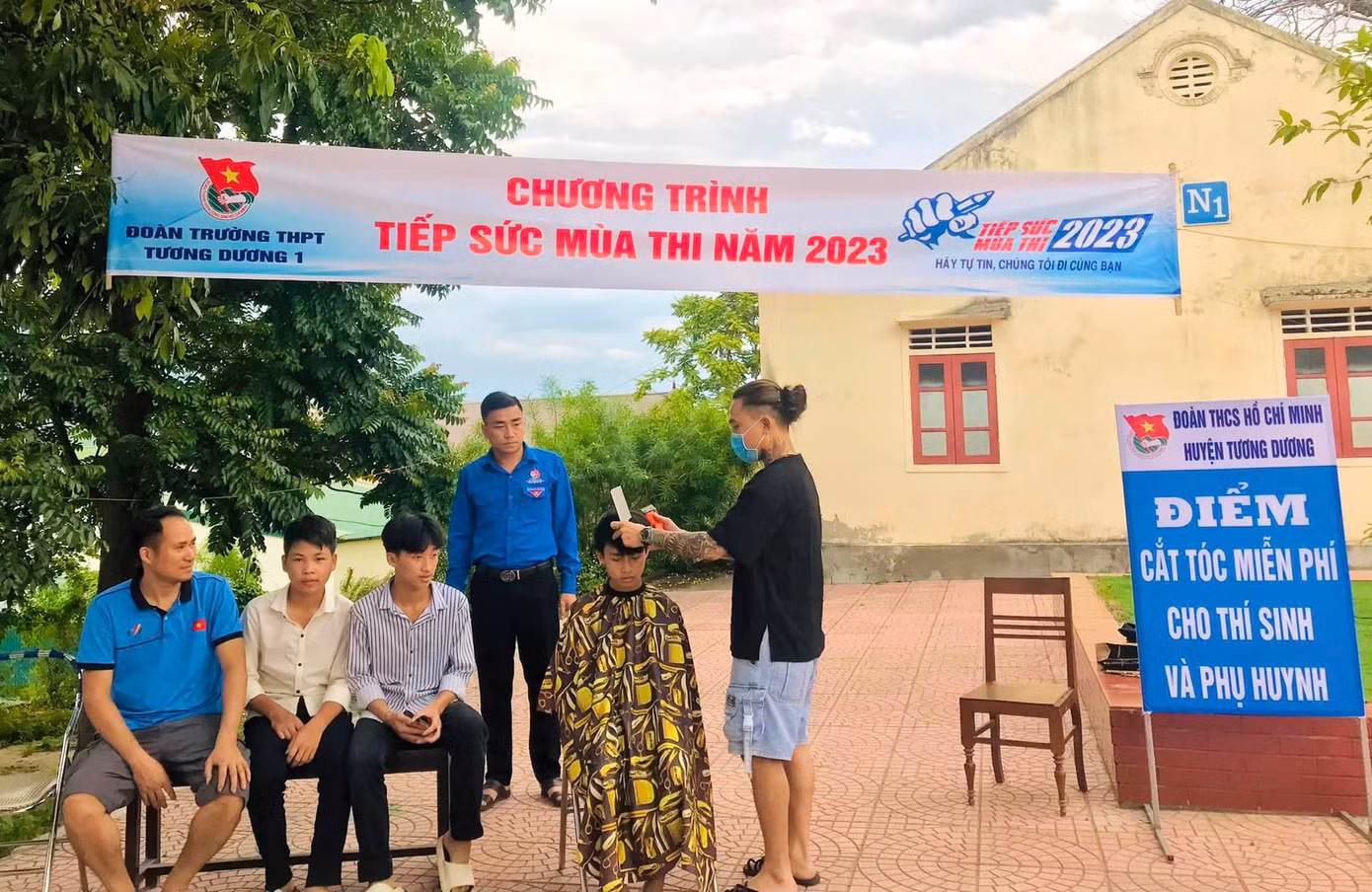 Không chỉ tặng quà, động viên, Huyện đoàn Tương Dương còn phối hợp với các salon tóc trên địa bàn huyện lập 2 điểm cắt tóc miễn phí cho thí sinh và phụ huynh đến thi.