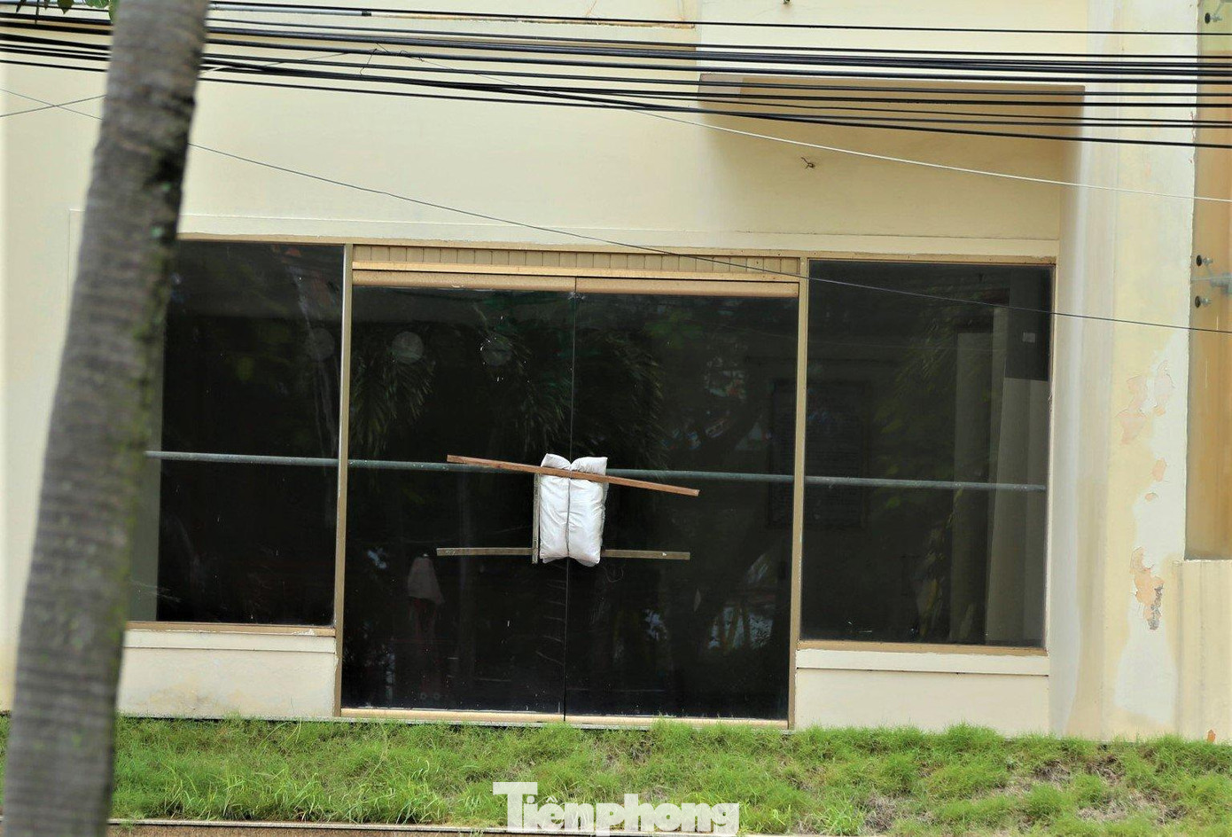 Những cánh cửa tại các khách sạn cũng được chằng chống cẩn thận, hạn chế tối đa va đập khi bão có thể đổ bộ vào.