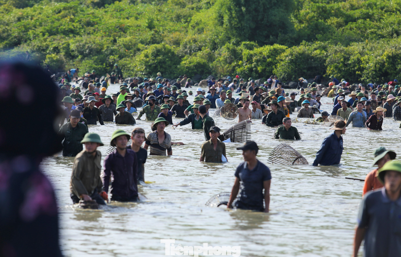 Sau khi các bậc cao niên trong làng lập bàn thờ cúng tế thành hoàng bản thổ tại ngôi miếu cạnh đầm rồi hô lớn, đánh hồi trống khai hội, cả nghìn người ào xuống đầm đánh bắt cá.