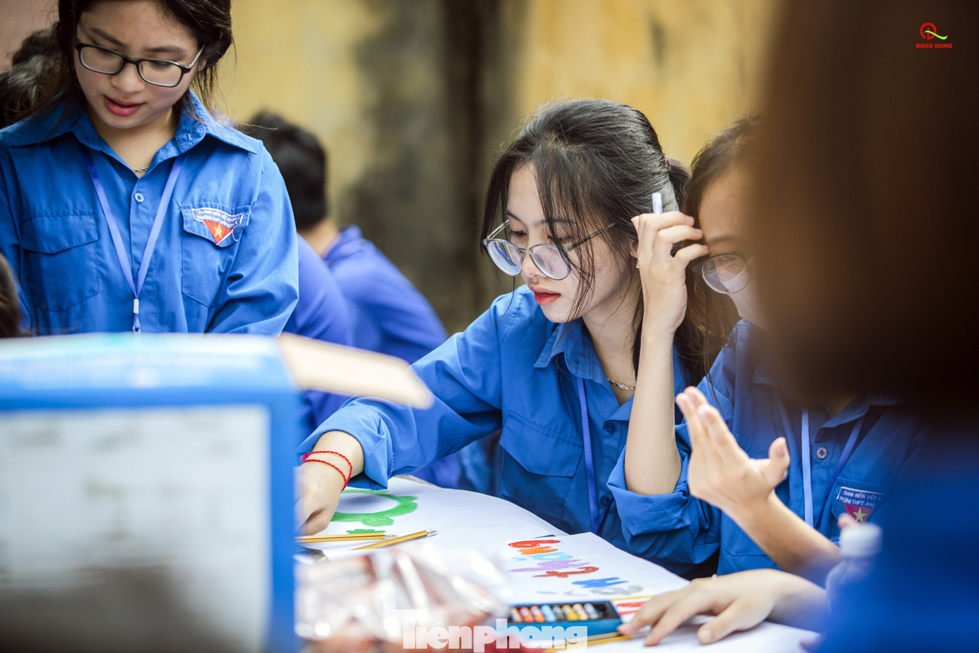 Các cô gái không chỉ nhiệt tình tiếp sức mùa thi mà còn thể hiện tài vẽ tranh đẹp. Ảnh: Rạng Đông