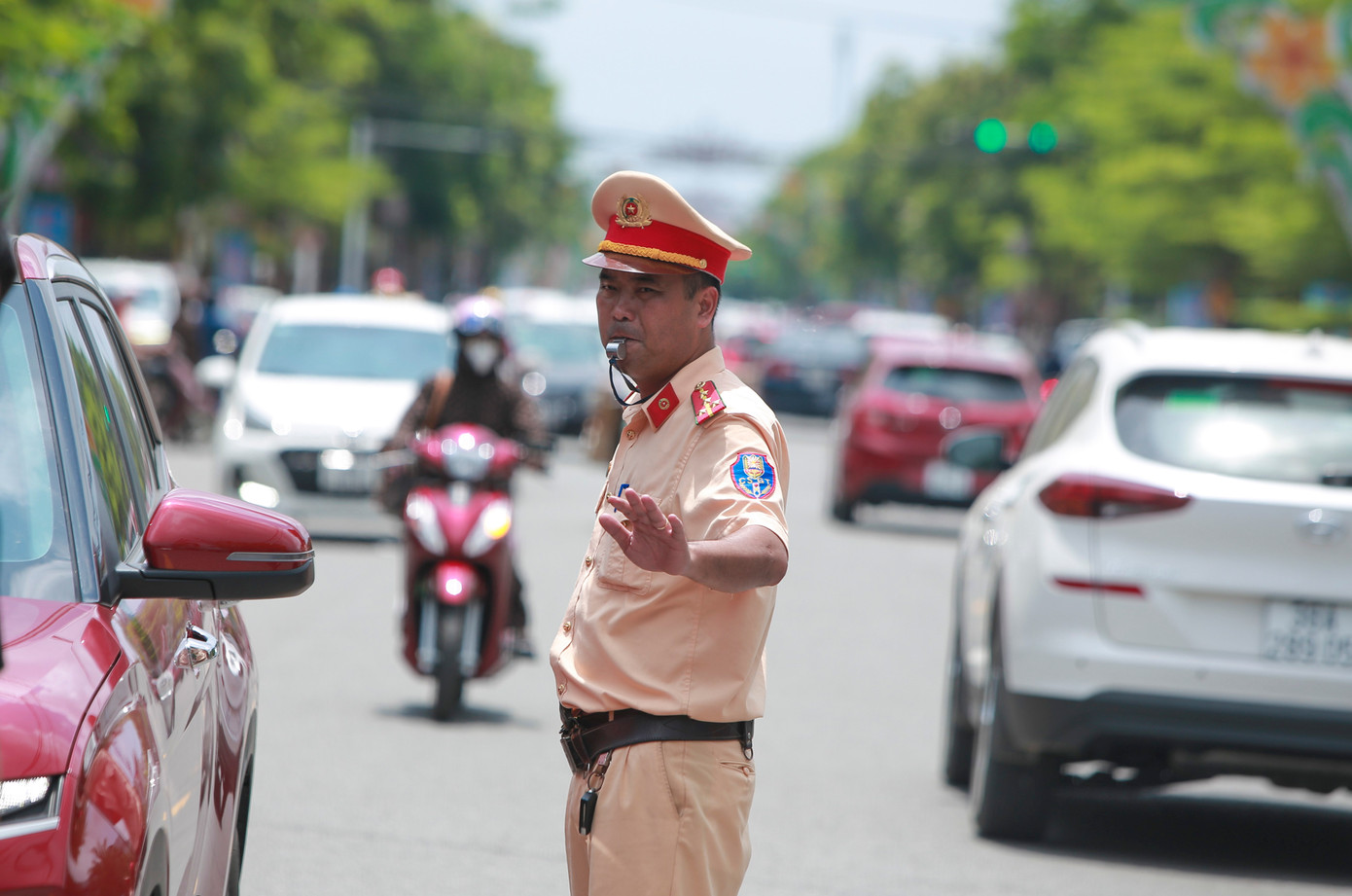 Hôm nay địa bàn Hà Tĩnh tiếp tục nắng nóng, oi bức, một số khu vực bất ngờ xuất hiện các cơn mưa lớn. Lực lượng CSGT luôn có mặt tại các điểm thi để phân luồng giao thông.