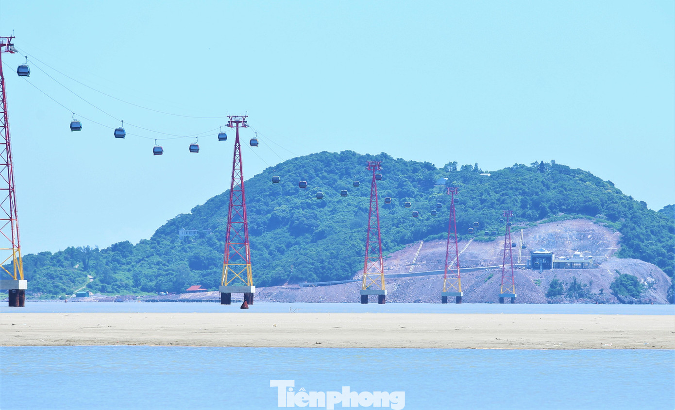 Tuyến cáp treo có 7 trụ cáp vượt biển và hơn 30 cabin chở khách. Tuyến cáp treo có 7 trụ cáp vượt biển và hơn 30 cabin chở khách.