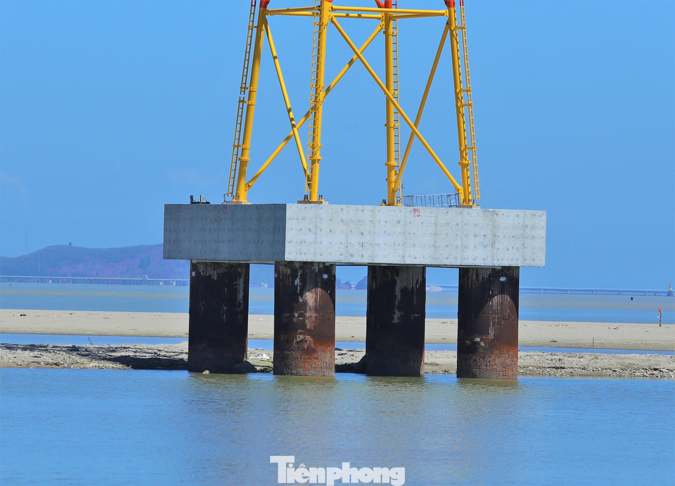 Ở mỗi trụ có kết cấu 4 cột trụ được khoan cọc nhồi vững chắc giữa biển. Bên trên là bệ bê tông và kết cấu trụ cáp bằng sắt cỡ lớn. Ở mỗi trụ có kết cấu 4 cột trụ được khoan cọc nhồi vững chắc giữa biển. Bên trên là bệ bê tông và kết cấu trụ cáp bằng sắt cỡ lớn.