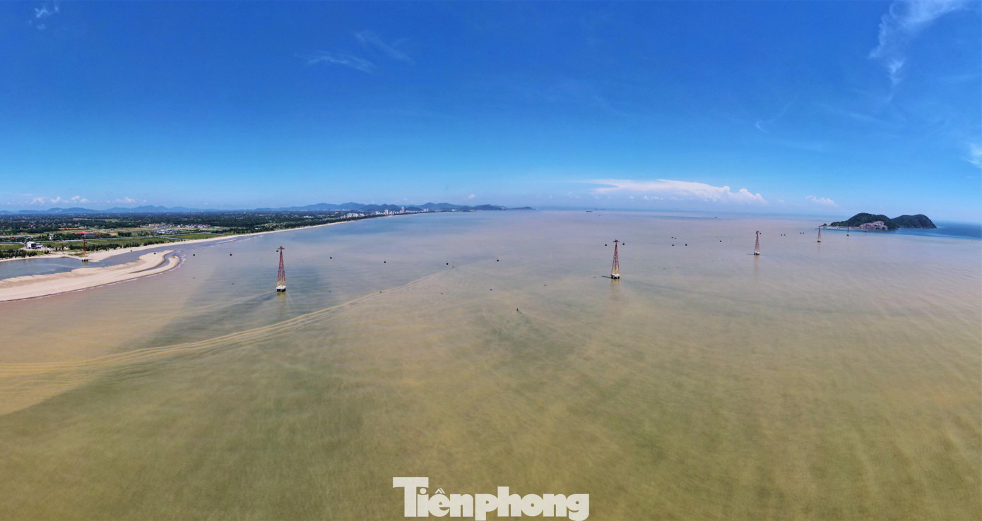 Tuyến cáp treo nối Khu vui chơi giải trí Cửa Hội ra đảo Ngư (phường Nghi Hải, thị xã Cửa Lò, Nghệ An) dài 3,5 km, được khởi công vào tháng 11/2019 đánh dấu một bước ngoặt lớn cho du lịch Cửa Lò và Cửa Hội. Đây là tuyến cáp treo vượt biển dài nhất Bắc Trung Bộ, được đầu tư và xây dựng bởi Công ty Cổ phần Vinpearl, thành viên Tập đoàn Vingroup. Tuyến cáp treo nối Khu vui chơi giải trí Cửa Hội ra đảo Ngư (phường Nghi Hải, thị xã Cửa Lò, Nghệ An) dài 3,5 km, được khởi công vào tháng 11/2019 đánh dấu một bước ngoặt lớn cho du lịch Cửa Lò và Cửa Hội. Đây là tuyến cáp treo vượt biển dài nhất Bắc Trung Bộ, được đầu tư và xây dựng bởi Công ty Cổ phần Vinpearl, thành viên Tập đoàn Vingroup.