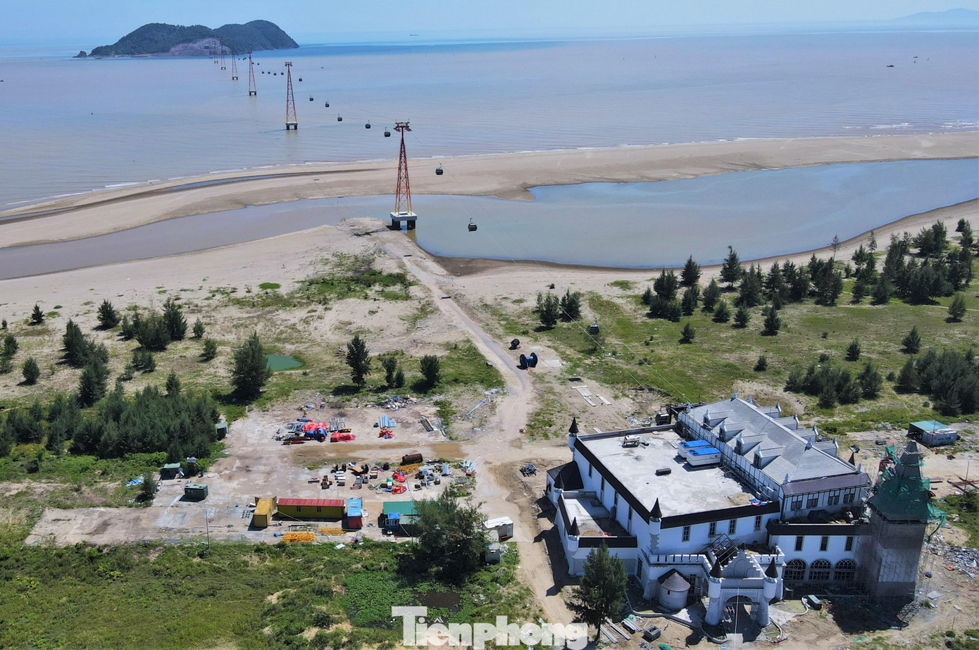 Theo ghi nhận, sau thời gian dài thi công, đến nay hạng mục Cáp treo Vinpearl Cửa Hội đã gần hoàn thành và đang chạy thử. Theo ghi nhận, sau thời gian dài thi công, đến nay hạng mục Cáp treo Vinpearl Cửa Hội đã gần hoàn thành và đang chạy thử.