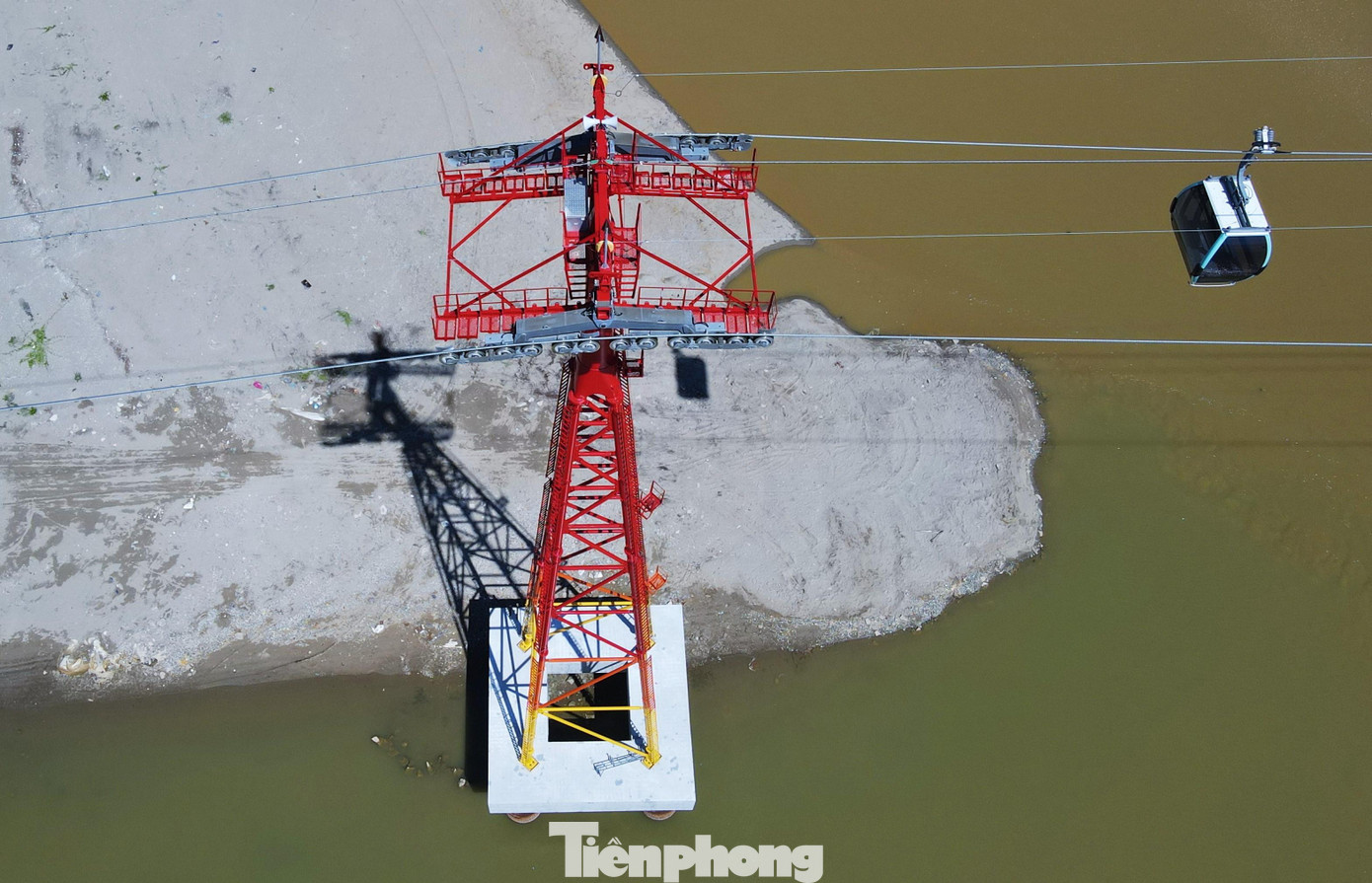 Ông Doãn Tiến Dũng, Chủ tịch UBND thị xã Cửa Lò (Nghệ An) cho biết, theo báo cáo tiến độ của đơn vị đầu tư, cùng việc hoàn thiện hệ thống nhà ga cáp treo Cửa Hội và phía đảo Ngư. Đơn vị đầu tư đang điều chỉnh một số hạng mục khu vui chơi giải trí trên đảo và tôn tạo lại chùa Song Ngư để đảm bảo tiến độ, phục vụ khách tham quan du lịch. Ông Doãn Tiến Dũng, Chủ tịch UBND thị xã Cửa Lò (Nghệ An) cho biết, theo báo cáo tiến độ của đơn vị đầu tư, cùng việc hoàn thiện hệ thống nhà ga cáp treo Cửa Hội và phía đảo Ngư. Đơn vị đầu tư đang điều chỉnh một số hạng mục khu vui chơi giải trí trên đảo và tôn tạo lại chùa Song Ngư để đảm bảo tiến độ, phục vụ khách tham quan du lịch.