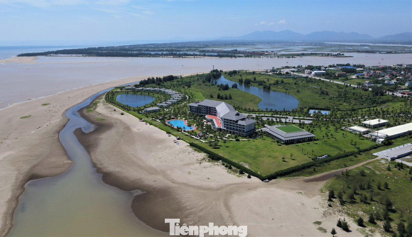 Ngoài tuyến cáp treo, Khu vui chơi giải trí Cửa Hội còn có nhiều hạng mục công trình, như: khu công viên nước, khu thể thao bãi biển, công viên trò chơi trong nhà và ngoài trời, khu phố ẩm thực, chợ đêm…Trong ảnh là dự án Vinpearl Cửa Hội sẽ nằm giữa điểm giao thoa của sông Lam và biển Cửa Hội. Vị trí đắc địa trong quần thể dự án này sẽ giúp phát triển du lịch khu vực. Ngoài tuyến cáp treo, Khu vui chơi giải trí Cửa Hội còn có nhiều hạng mục công trình, như: khu công viên nước, khu thể thao bãi biển, công viên trò chơi trong nhà và ngoài trời, khu phố ẩm thực, chợ đêm…Trong ảnh là dự án Vinpearl Cửa Hội sẽ nằm giữa điểm giao thoa của sông Lam và biển Cửa Hội. Vị trí đắc địa trong quần thể dự án này sẽ giúp phát triển du lịch khu vực.