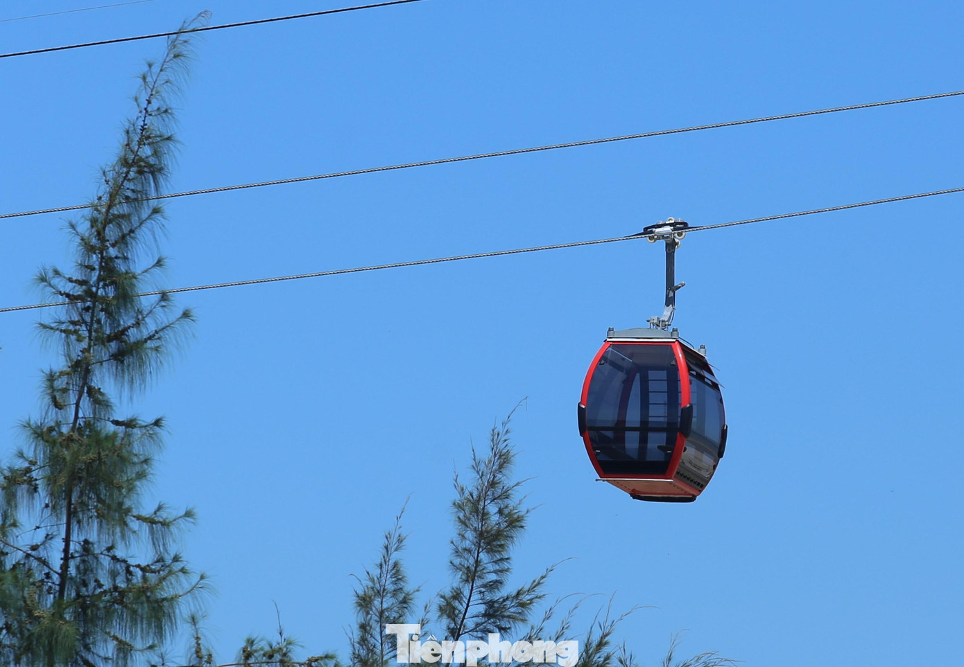 Trước đó, năm 2018, Khu vui chơi giải trí Vinpearl Cửa Hội, Cửa Lò được UBND thị xã Cửa Lò chủ trì, phối hợp ngành liên quan lập quy hoạch chi tiết xây dựng tỷ lệ 1/500. Dự án sau đó được Ban Thường vụ Tỉnh ủy Nghệ An thống nhất chủ trương gồm có 3 vị trí có phạm vi ranh giới được xác định cụ thể ở phường Nghi Hòa và Nghi Hải. Quần thể dự án có chức năng là khu vui chơi, giải trí ven biển và tham quan du lịch tắm biển trên đảo Ngư phục vụ nhu cầu của nhân dân tỉnh Nghệ An và cả nước. Trong đó, nổi bật là dự án cáp treo vượt biển. Trước đó, năm 2018, Khu vui chơi giải trí Vinpearl Cửa Hội, Cửa Lò được UBND thị xã Cửa Lò chủ trì, phối hợp ngành liên quan lập quy hoạch chi tiết xây dựng tỷ lệ 1/500. Dự án sau đó được Ban Thường vụ Tỉnh ủy Nghệ An thống nhất chủ trương gồm có 3 vị trí có phạm vi ranh giới được xác định cụ thể ở phường Nghi Hòa và Nghi Hải. Quần thể dự án có chức năng là khu vui chơi, giải trí ven biển và tham quan du lịch tắm biển trên đảo Ngư phục vụ nhu cầu của nhân dân tỉnh Nghệ An và cả nước. Trong đó, nổi bật là dự án cáp treo vượt biển.